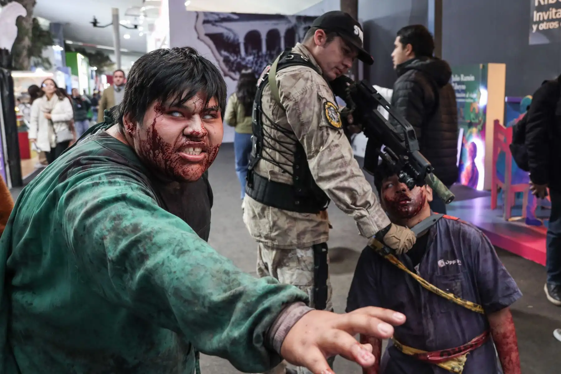 “Experiencia zombie”, una simulación de terror en vivo, inspirada en largometrajes y videojuegos del género horror, recorre los stands de la Feria Internacional del Libro de Lima 2024 de Jesús María. Foto: ANDINA/ Connie Calderón