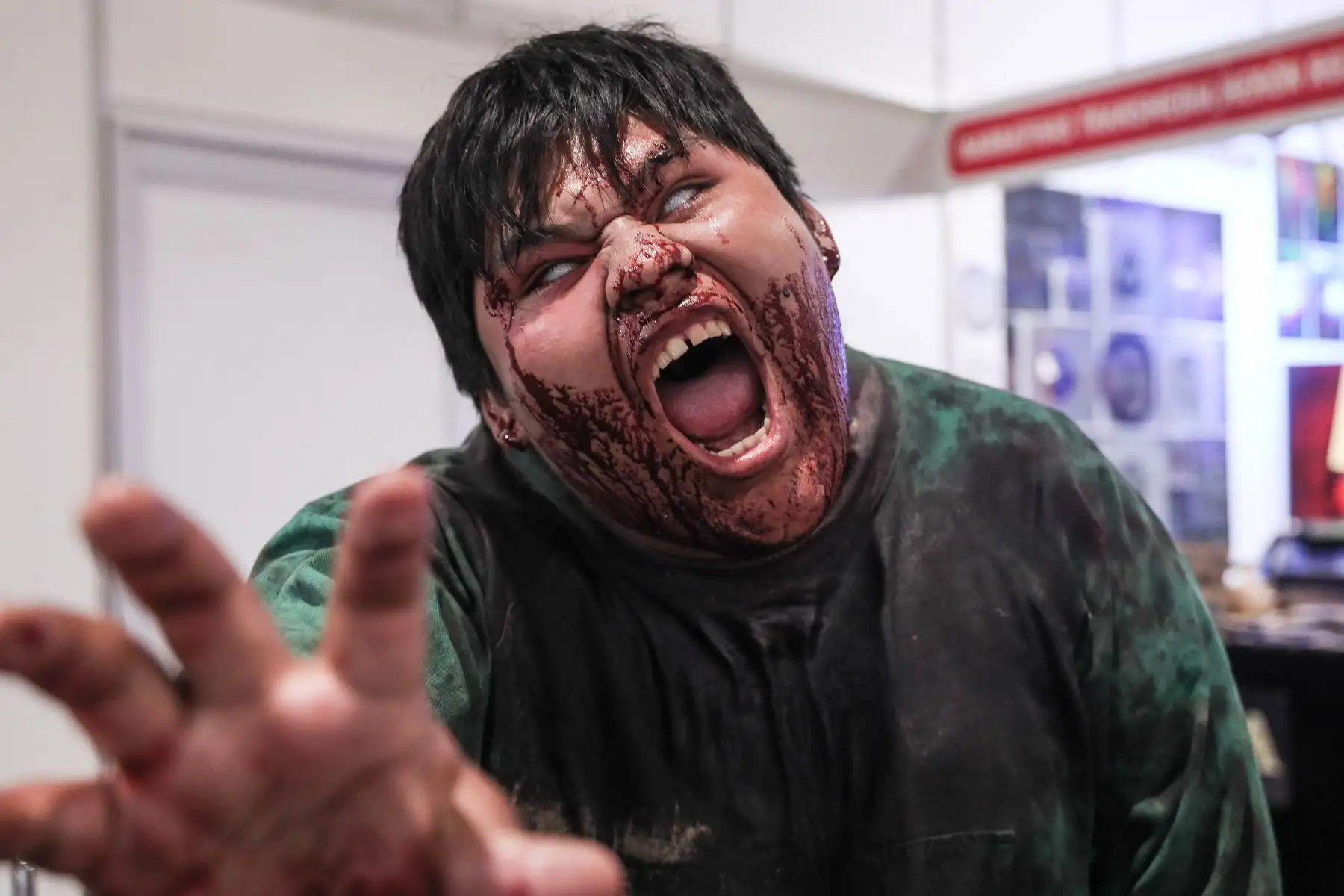 “Experiencia zombie”, una simulación de terror en vivo, inspirada en largometrajes y videojuegos del género horror, recorre los stands de la Feria Internacional del Libro de Lima 2024 de Jesús María. Foto: ANDINA/ Connie Calderón