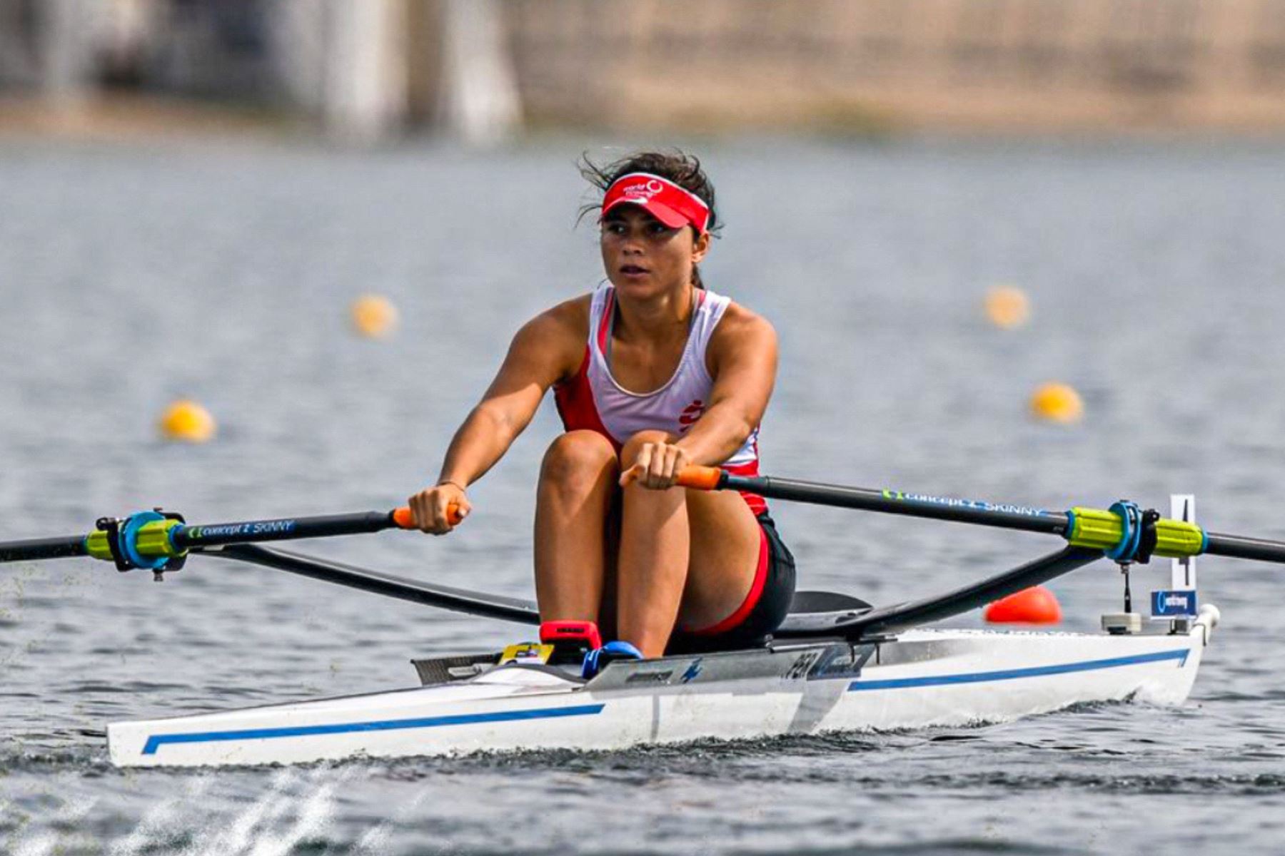 Adriana Sanguineti compitiendo en la disciplina de remo en los Juegos Olímpicos París 2024.