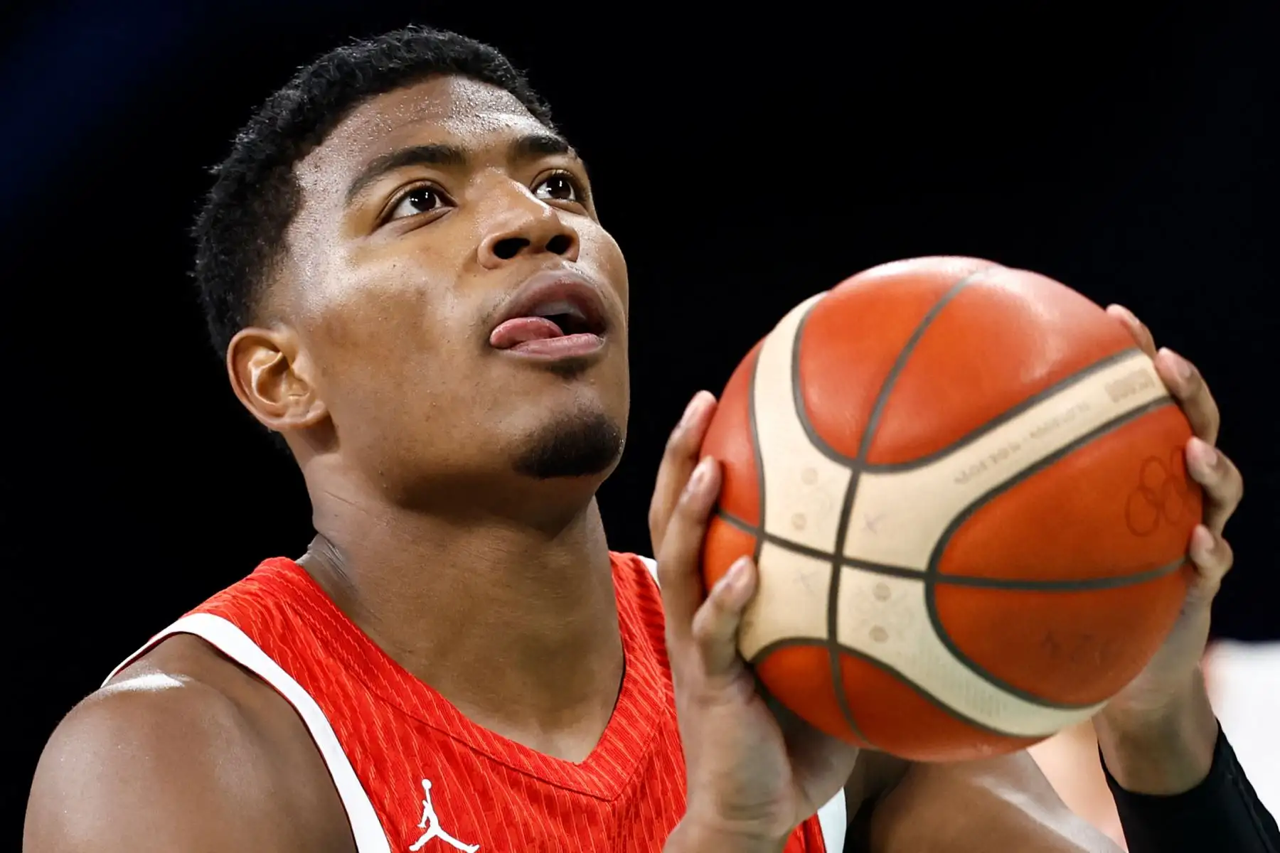 El japonés Rui Hachimura realiza un tiro libre en el partido de baloncesto del grupo B de la ronda preliminar masculina entre Alemania y Japón durante los Juegos Olímpicos de París 2024 en el estadio Pierre-Mauroy en Villeneuve-d