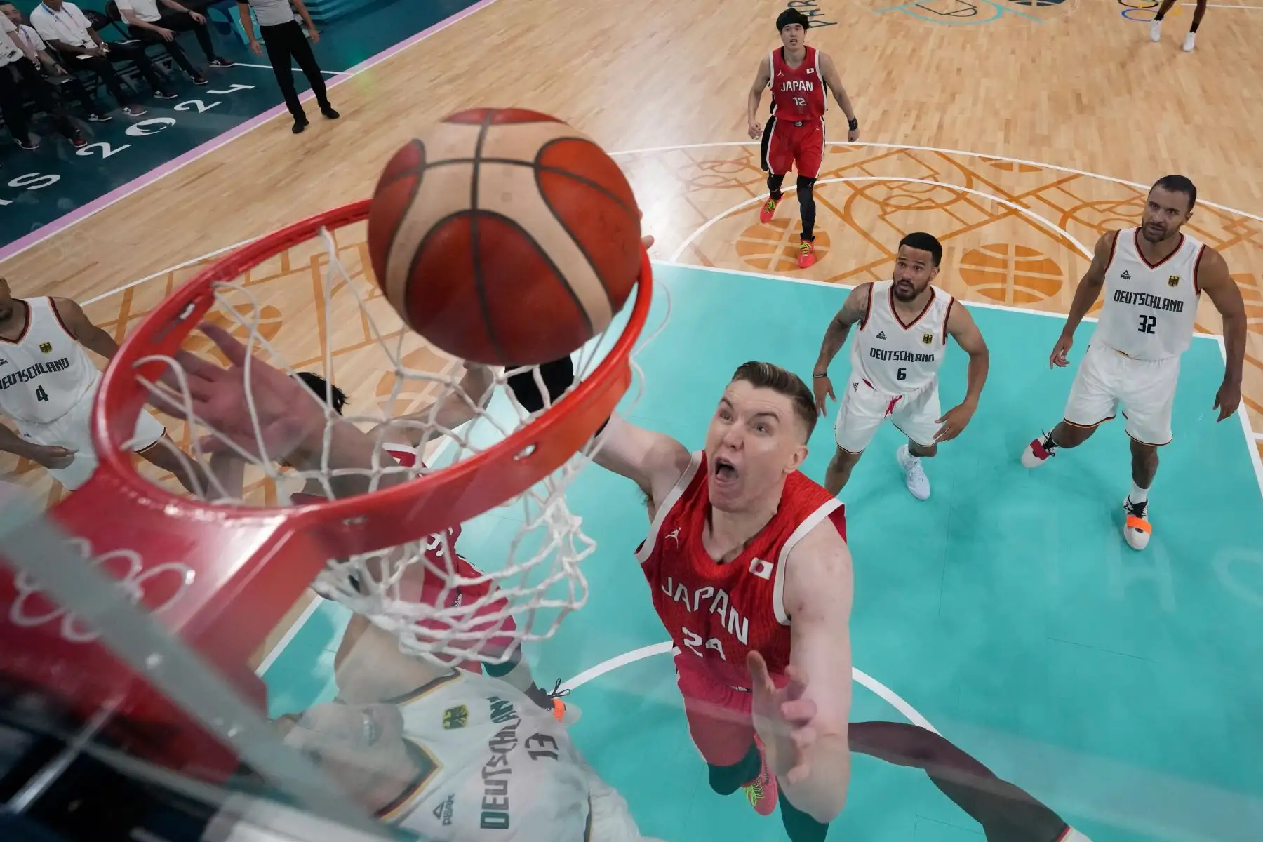 Una descripción general muestra al japonés Josh Hawkinson yendo a la canasta en el partido de baloncesto del grupo B de la ronda preliminar masculina entre Alemania y Japón durante los Juegos Olímpicos de París 2024. AFP