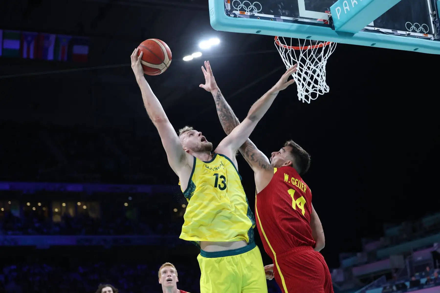 El australiano  Jock Landale va a la canasta a pesar del español Willy Hernangomez en el partido de baloncesto del grupo A de la ronda preliminar masculina entre Australia y España durante los Juegos Olímpicos de París 2024. AFP