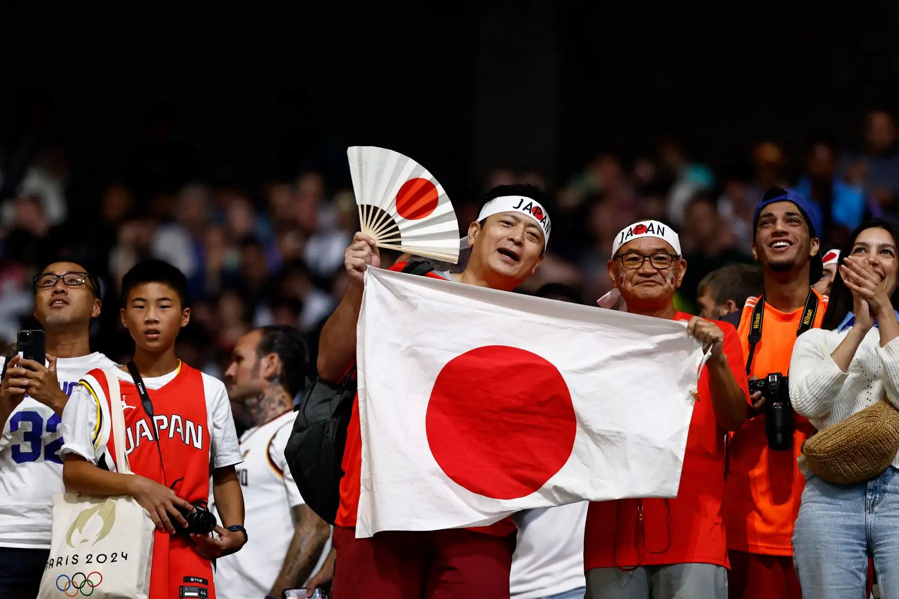 Los aficionados de Japón animan en el partido de baloncesto del grupo B de la ronda preliminar masculina entre Alemania y Japón durante los Juegos Olímpicos de París 2024. AFP