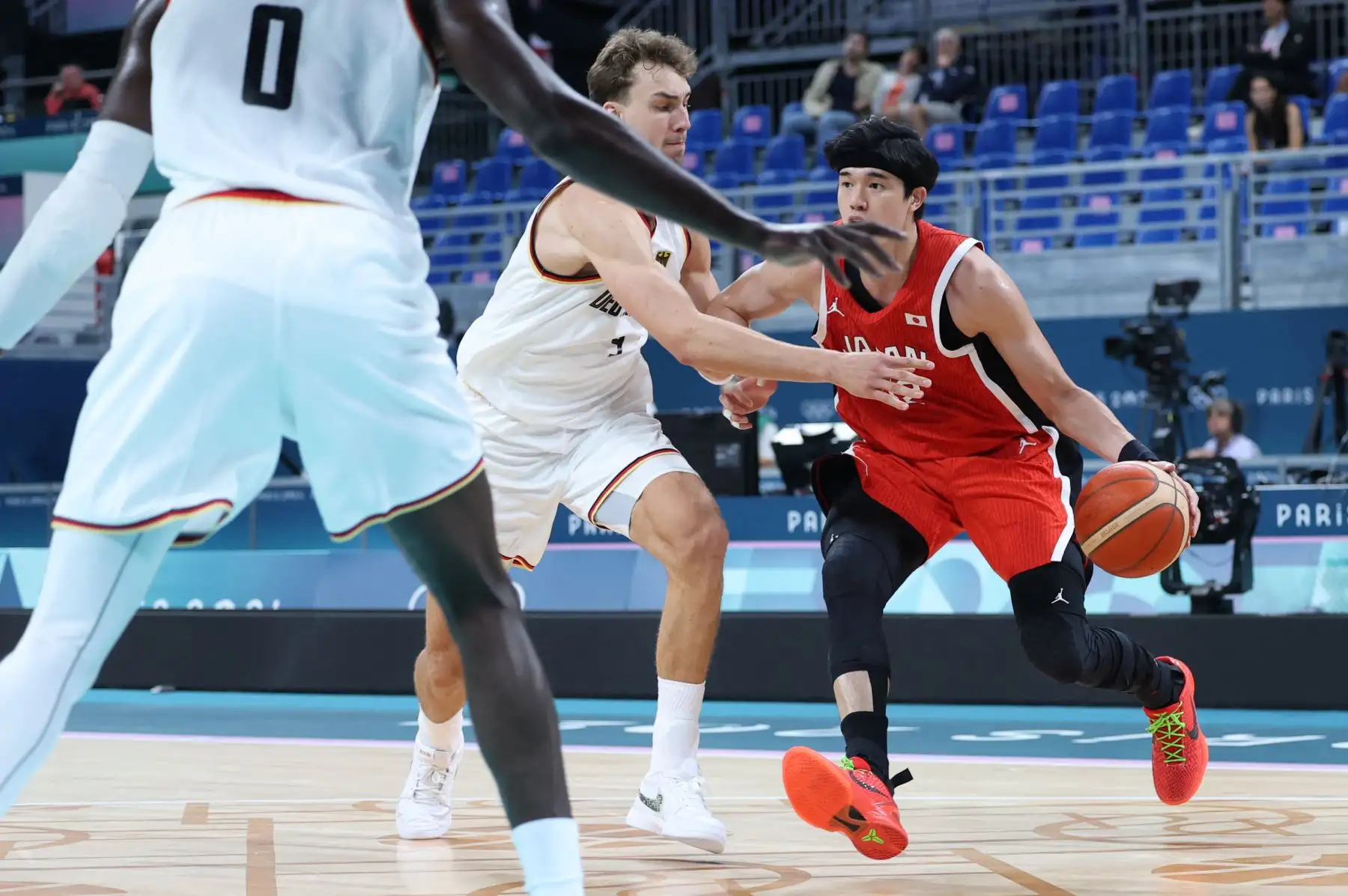 El japonés Yuta Watanabe desafía al alemán Franz Wagner en el partido de baloncesto del grupo B de la ronda preliminar masculina entre Alemania y Japón durante los Juegos Olímpicos de París 2024. AFP