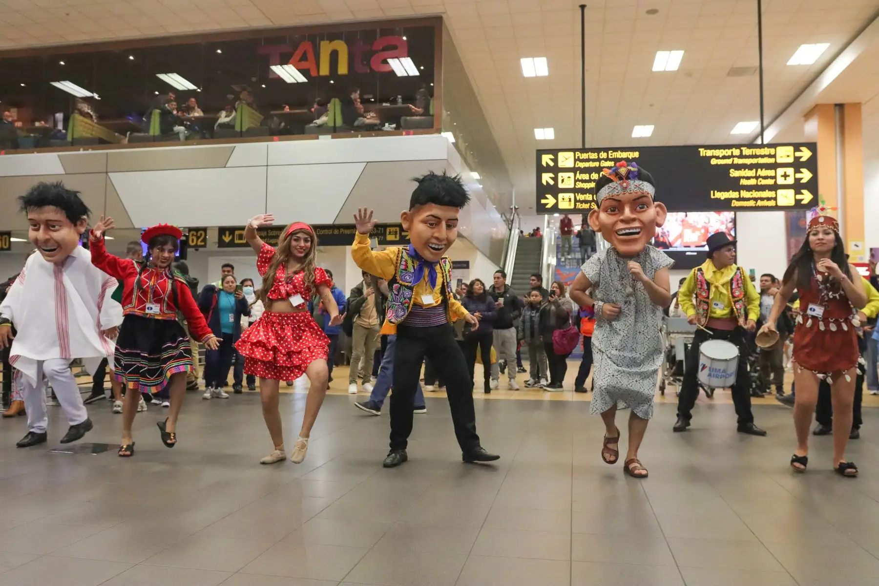 Pasacalles y bailes en el aeropuerto por celebraciones de fiestas patrias. Foto: ANDINA/ Lino Chipana