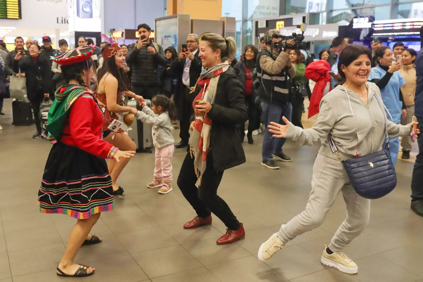 Música y bailes en el aeropuerto por celebraciones de fiestas patrias. Foto: ANDINA/ Lino Chipana