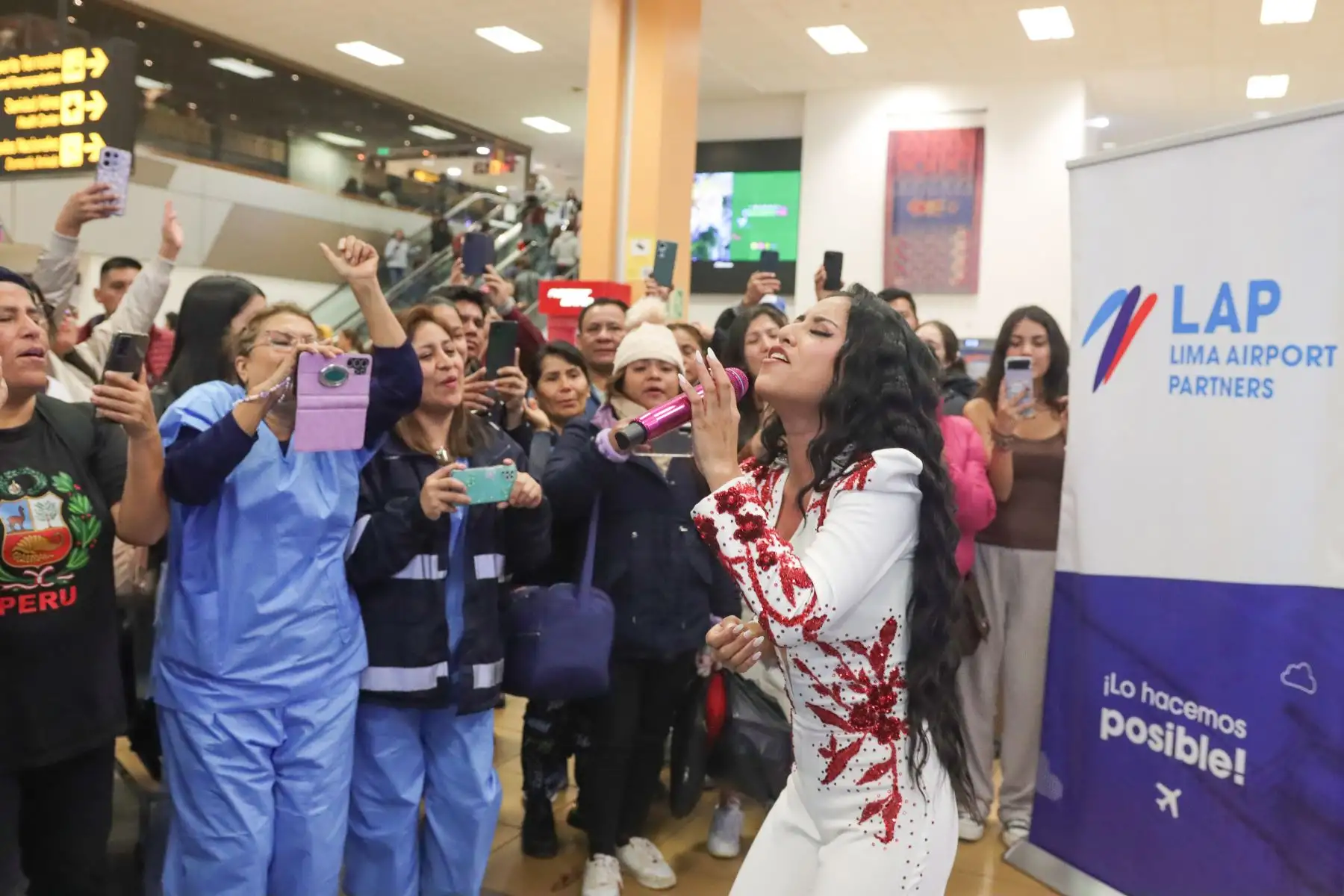 Cantante Lita Pezo se presenta en el aeropuerto por celebraciones de fiestas patrias. Foto: ANDINA/ Lino Chipana