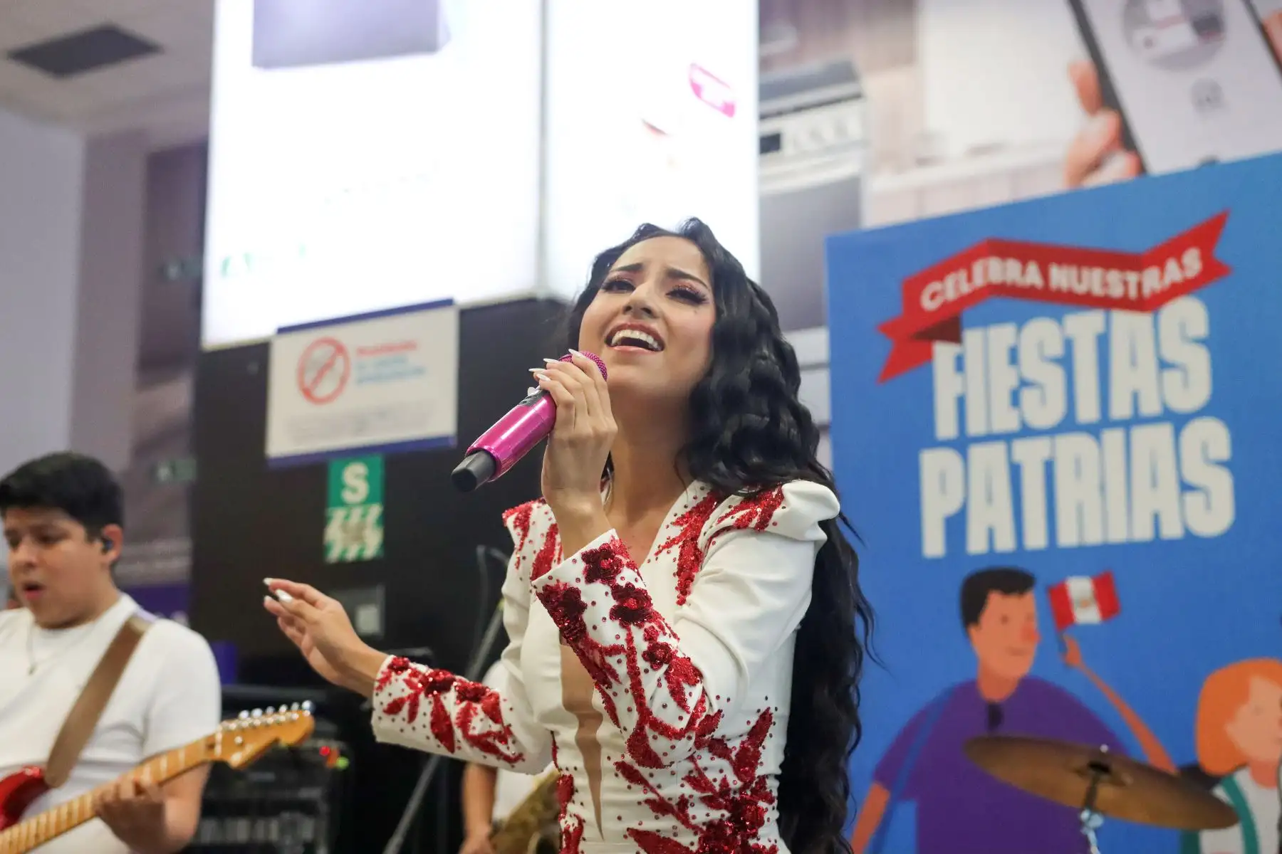 Cantante Lita Pezo se presenta en el aeropuerto por celebraciones de fiestas patrias. Foto: ANDINA/ Lino Chipana