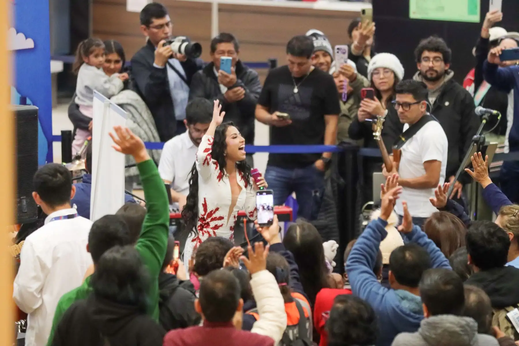 Cantante Lita Pezo se presenta en el aeropuerto por celebraciones de fiestas patrias. Foto: ANDINA/ Lino Chipana