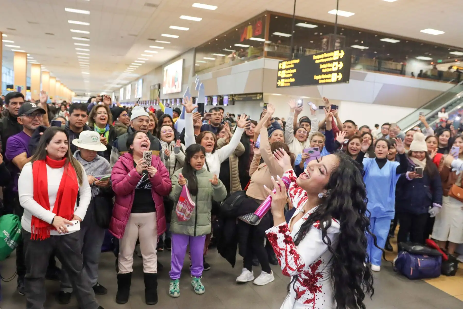 Cantante Lita Pezo se presenta en el aeropuerto por celebraciones de fiestas patrias. Foto: ANDINA/ Lino Chipana