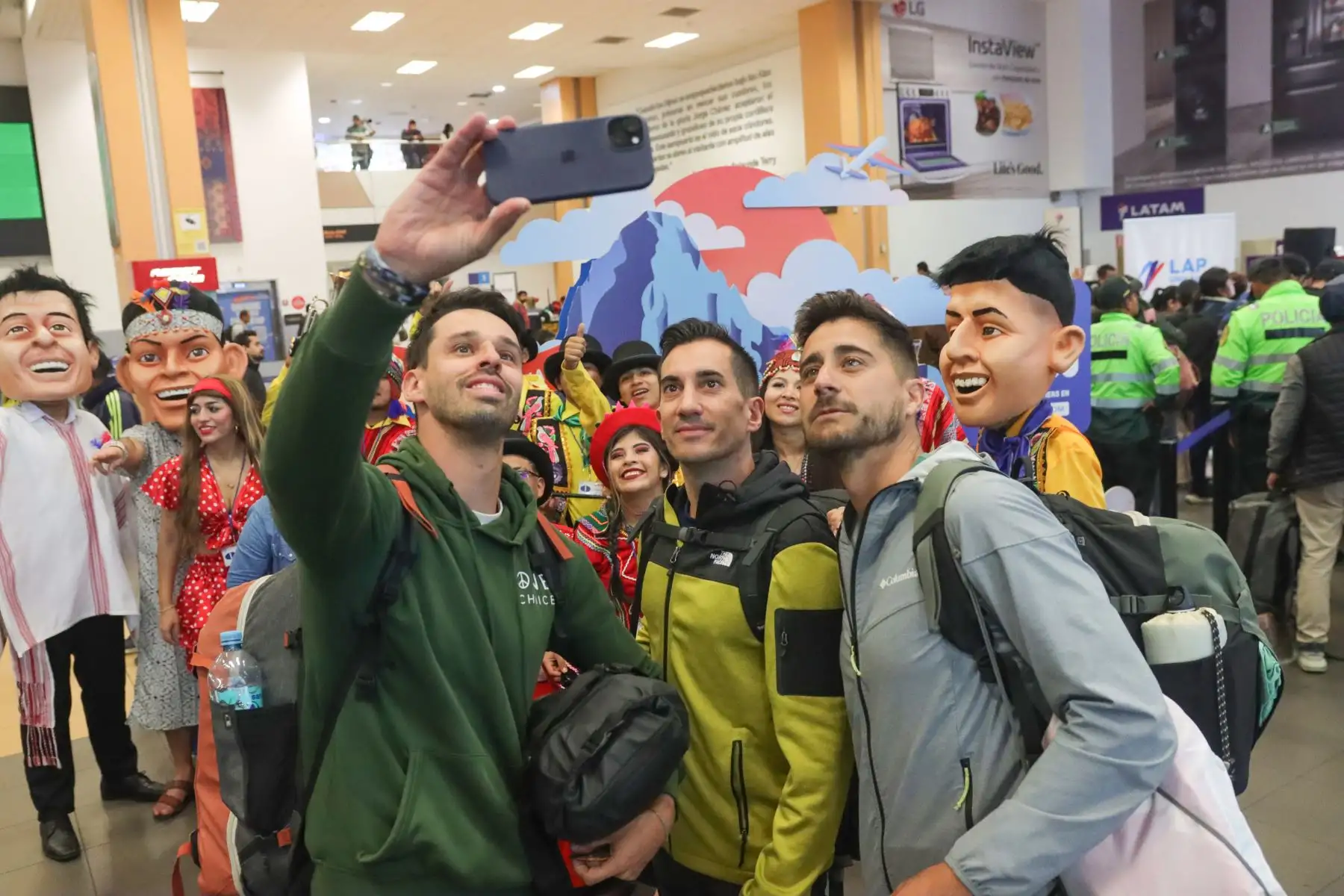 Pasacalles y bailes en el aeropuerto por celebraciones de fiestas patrias. Foto: ANDINA/ Lino Chipana