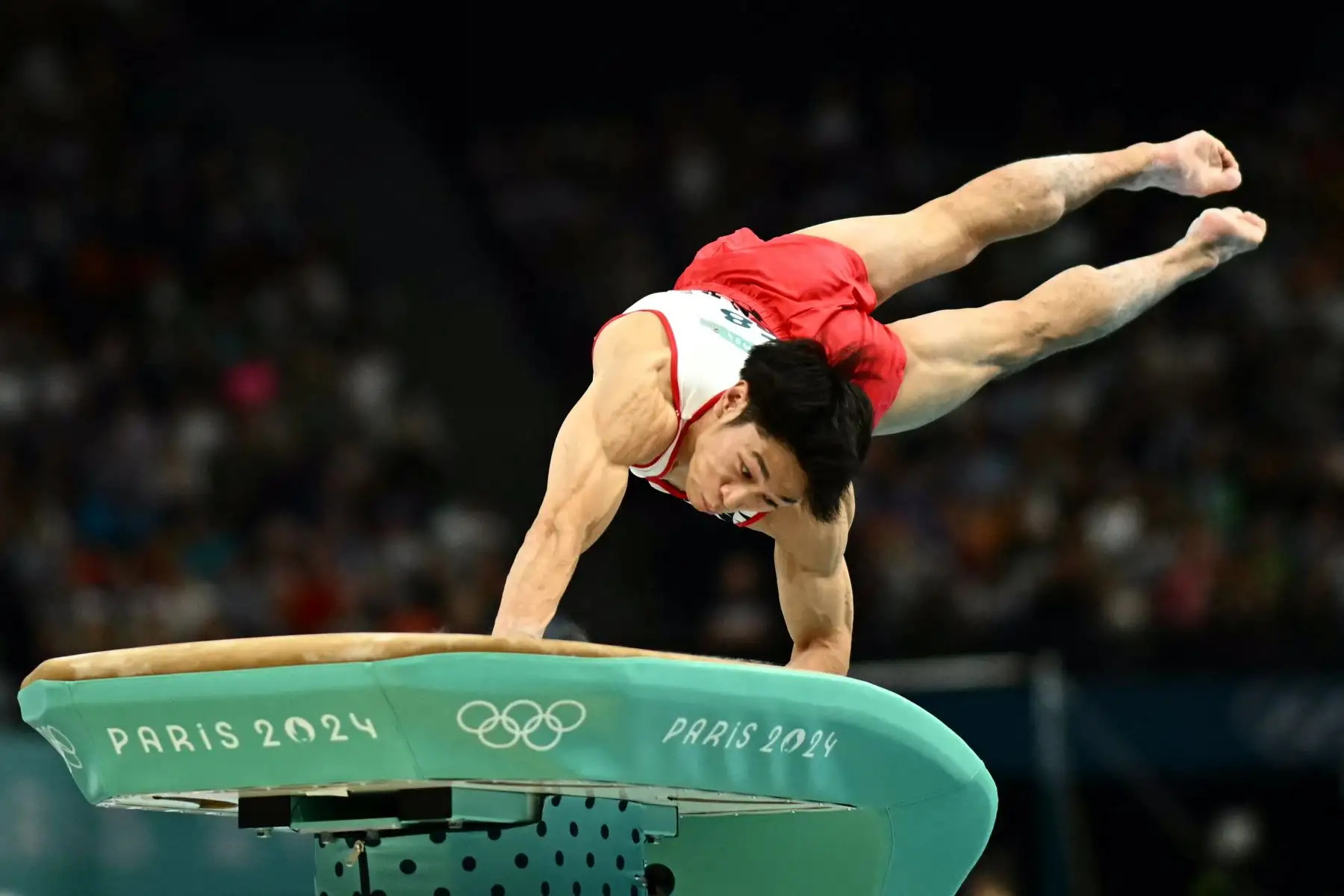 El japonés Wataru Tanigawa compite en la prueba de salto de la clasificación masculina de gimnasia artística durante los Juegos Olímpicos de París 2024. AFP
