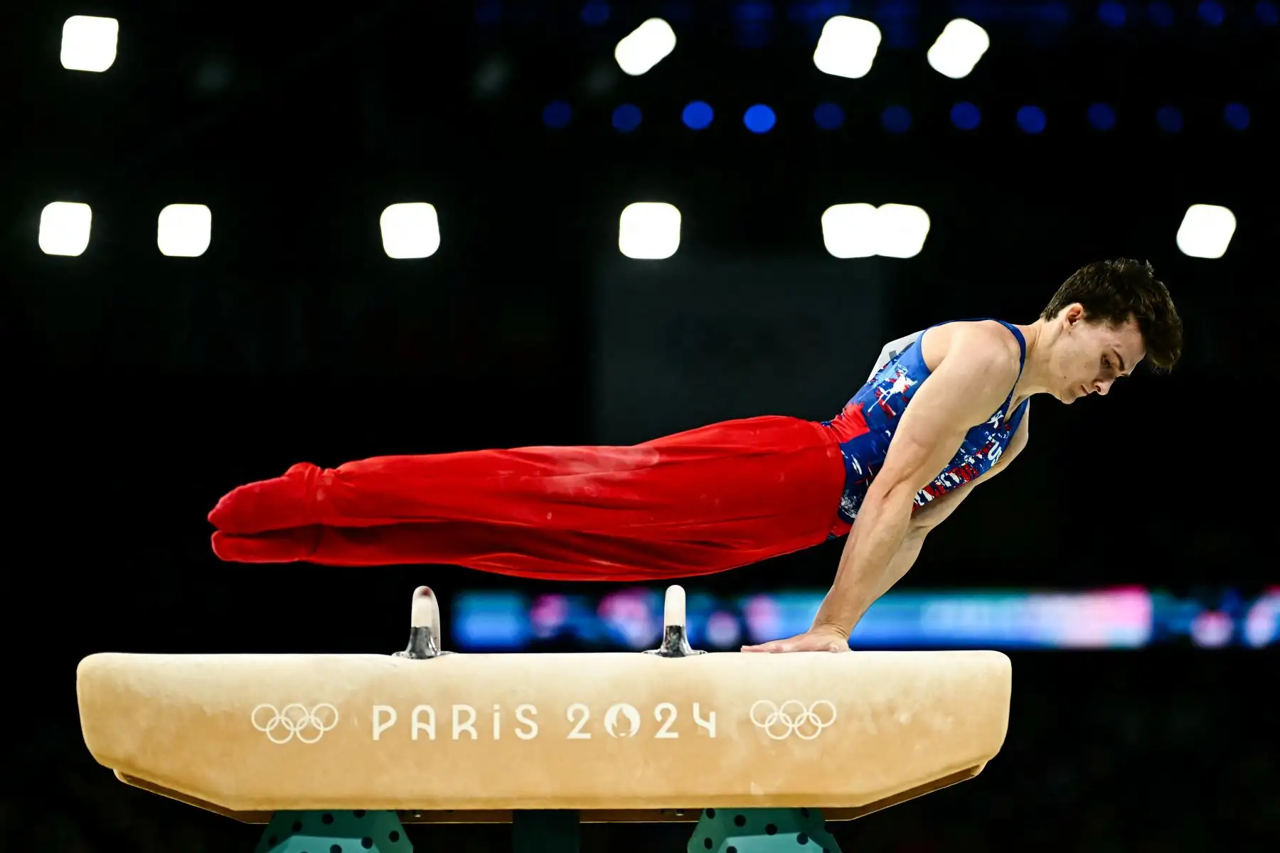 El estadounidense Stephen Nedoroscik compite en el evento de caballo con arcos de la clasificación masculina de gimnasia artística durante los Juegos Olímpicos de París 2024. AFP