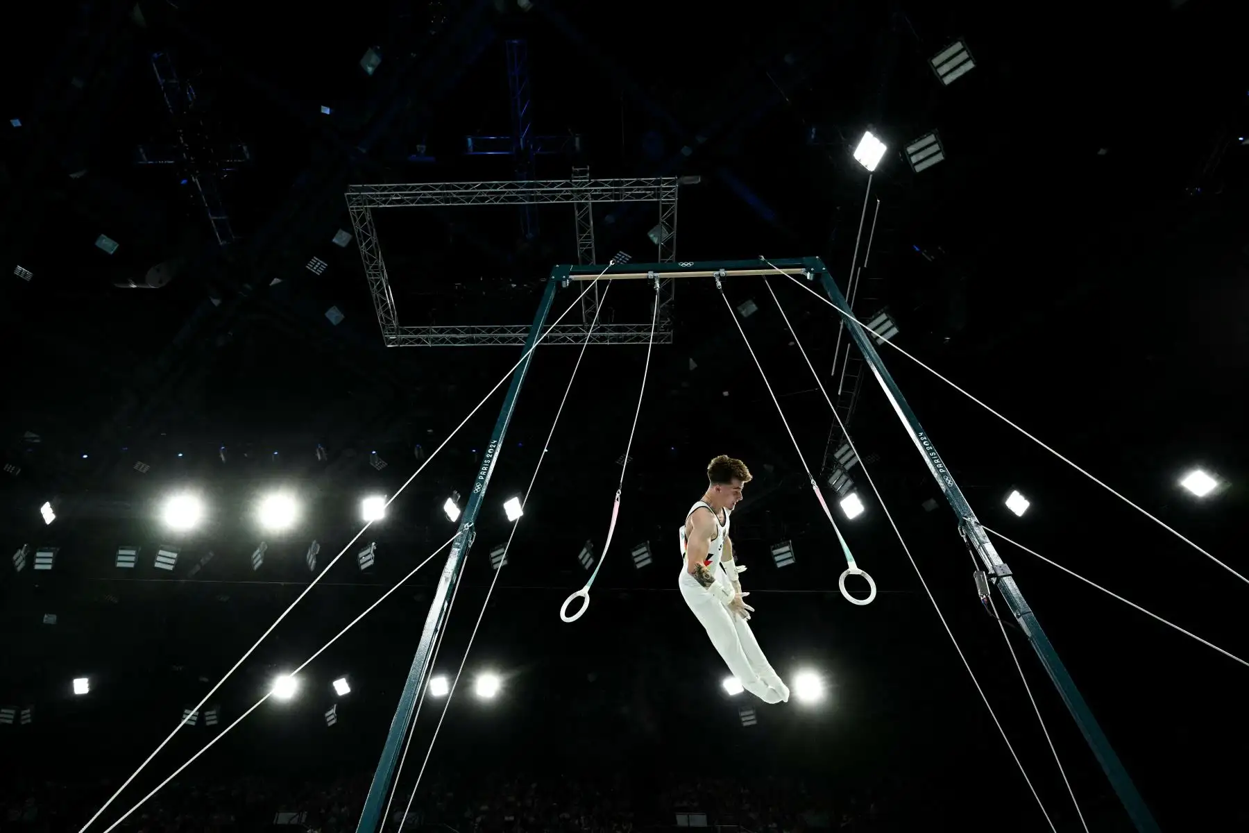 El alemán Pascal Brendel compite en la prueba de anillos de la clasificación masculina de gimnasia artística durante los Juegos Olímpicos de París 2024. AFP