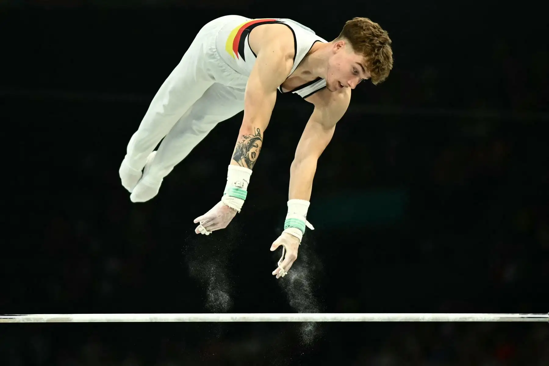 El alemán Pascal Brendel compite en la prueba de barra horizontal de la clasificación masculina de gimnasia artística durante los Juegos Olímpicos de París 2024.
