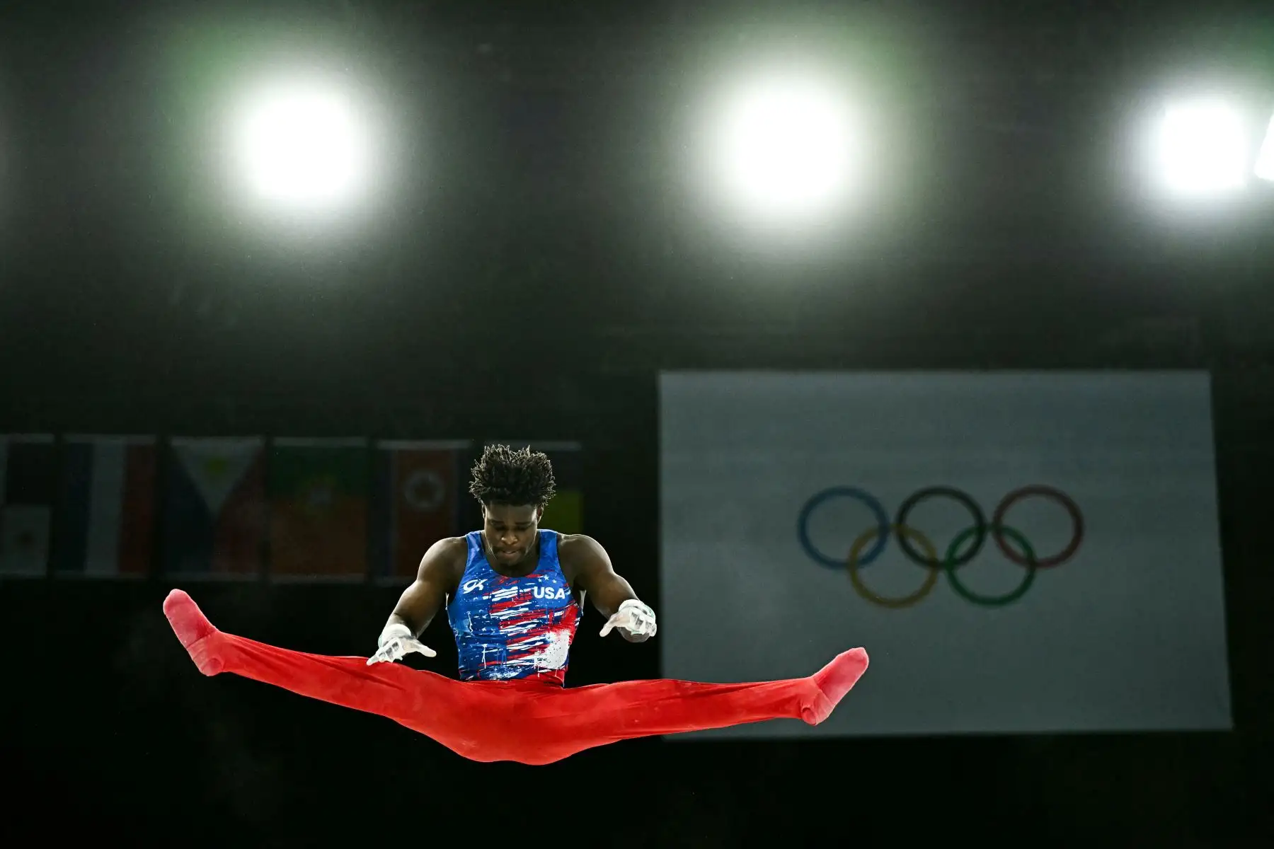 El estadounidense Frederick Richard compite en la prueba de barra horizontal de la clasificación masculina de gimnasia artística durante los Juegos Olímpicos de París 2024. AFP