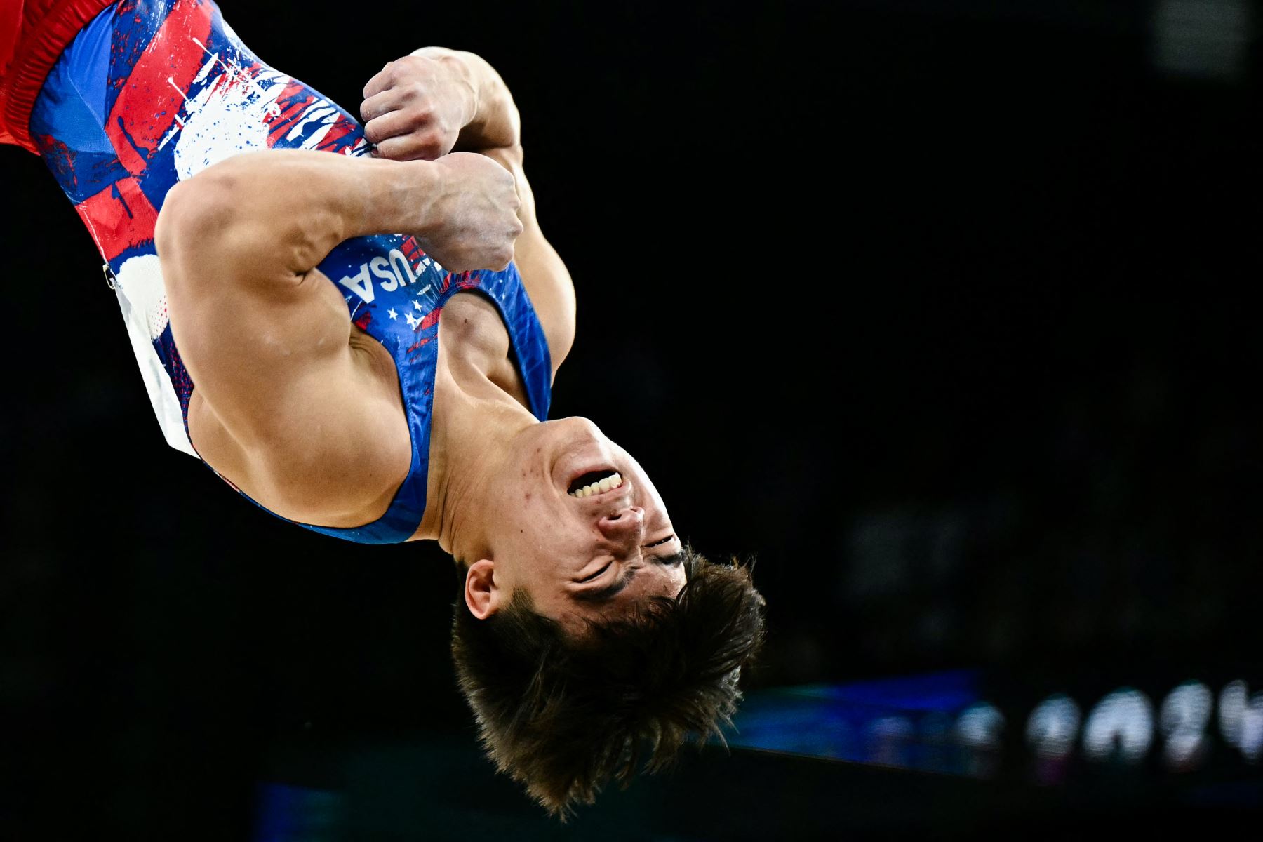 El estadounidense Asher Hong compite en la prueba de suelo de la clasificación masculina de gimnasia artística durante los Juegos Olímpicos de París 2024. AFP