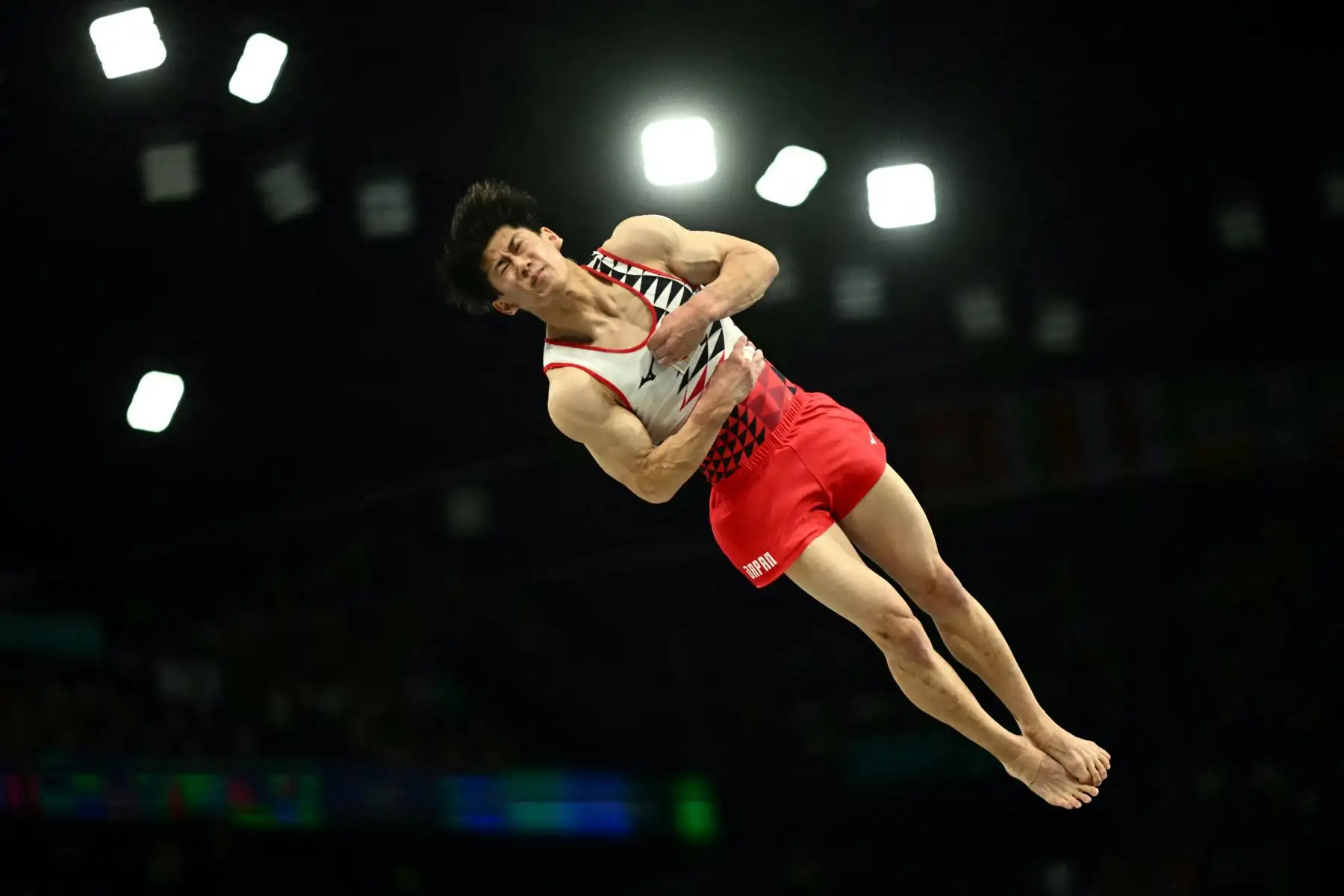El japonés Daiki Hashimoto compite en la prueba de salto de la clasificación masculina de gimnasia artística durante los Juegos Olímpicos de París 2024. AFP