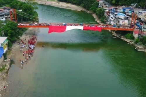 Bandera gigante en puente sobre el río Huallaga en Huánuco por Fiestas Patrias.