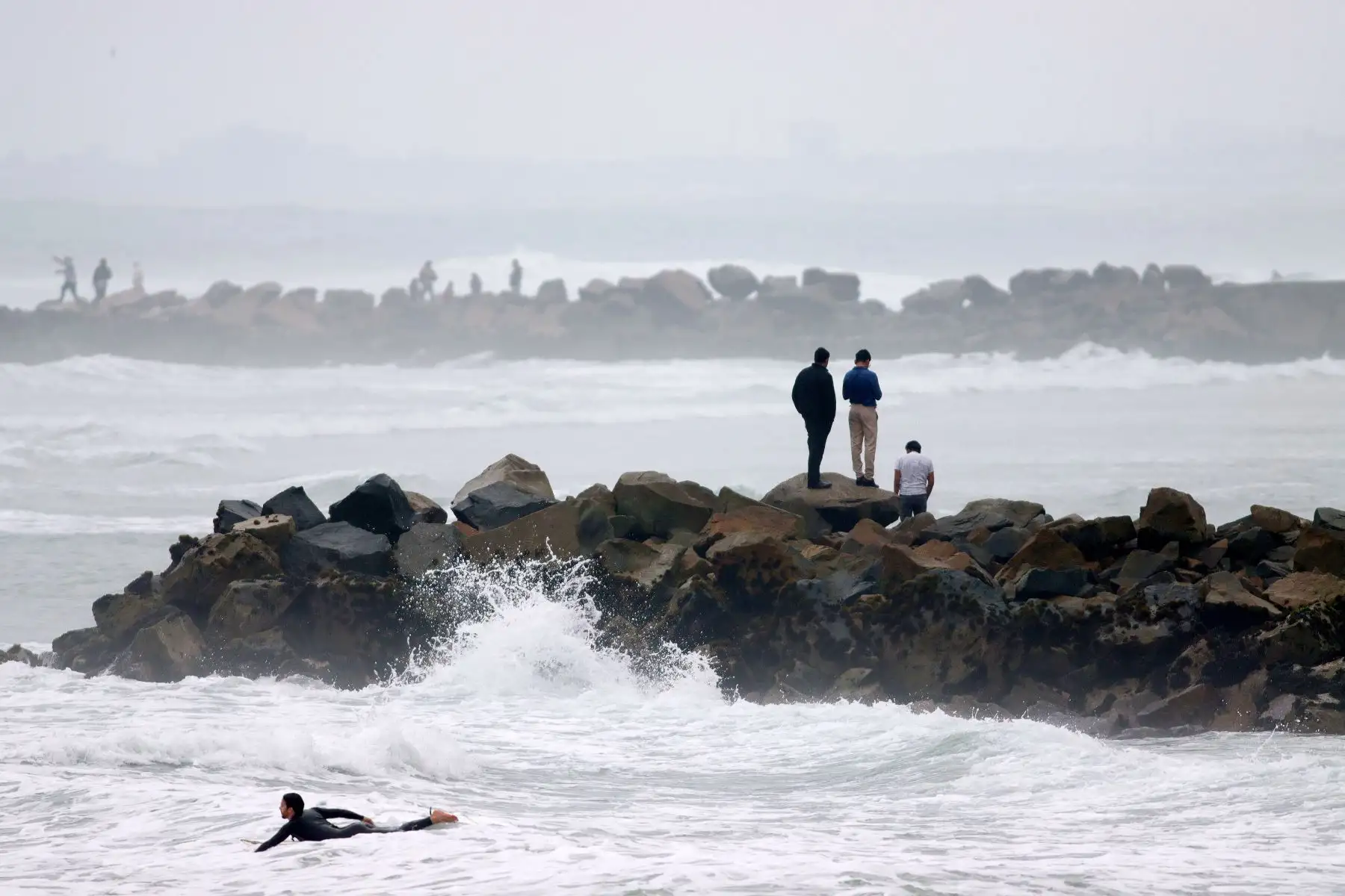 Familias disfrutan de la pesca artesanal en la playa Waykiki. Miraflores. Foto: ANDINA / Lino Chipana.