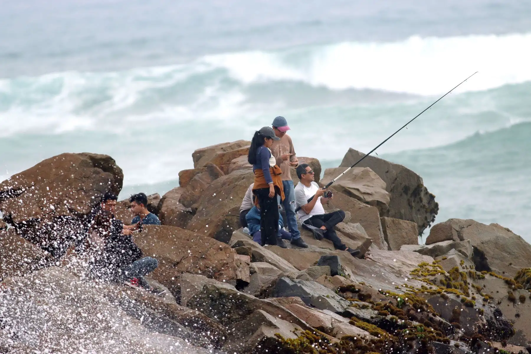 Familias disfrutan de la pesca artesanal en la playa Waykiki. Miraflores. Foto: ANDINA / Lino Chipana.