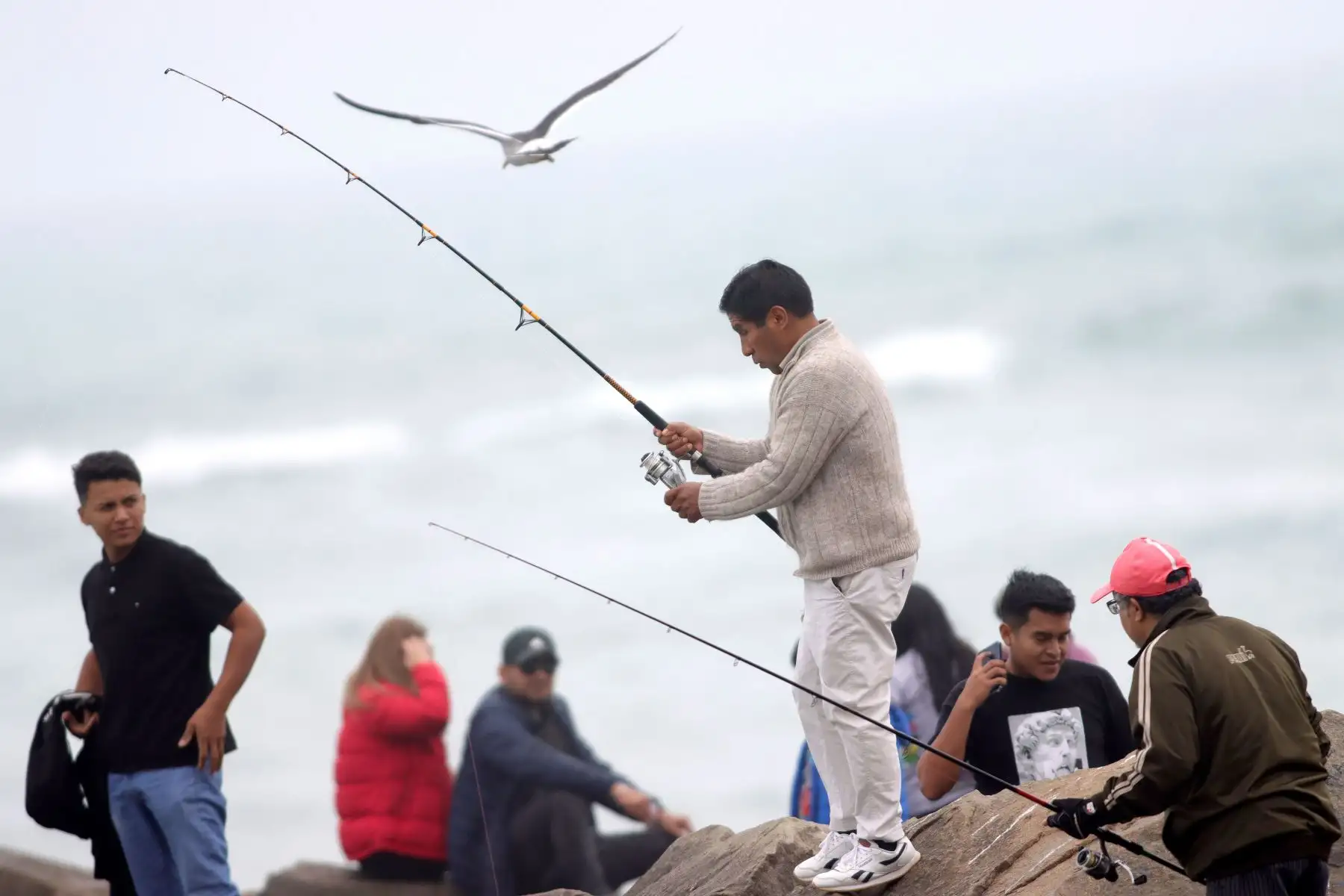 Familias disfrutan de la pesca artesanal en la playa Waykiki. Miraflores. Foto: ANDINA / Lino Chipana.