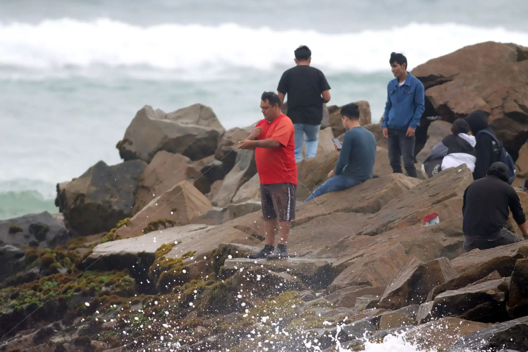 Familias disfrutan de la pesca artesanal en la playa Waykiki. Miraflores. Foto: ANDINA / Lino Chipana.