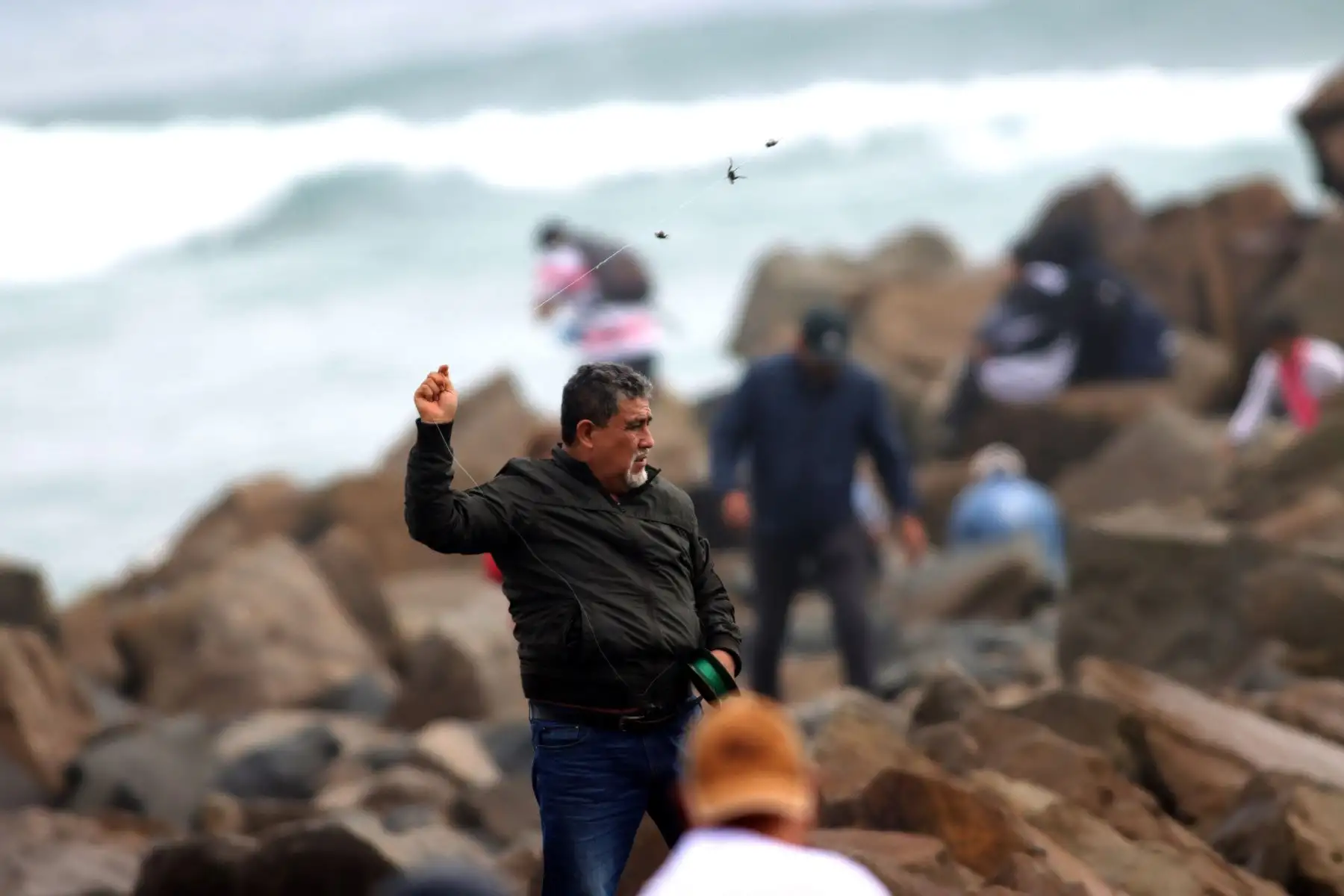 Familias disfrutan de la pesca artesanal en la playa Waykiki. Miraflores. Foto: ANDINA / Lino Chipana.