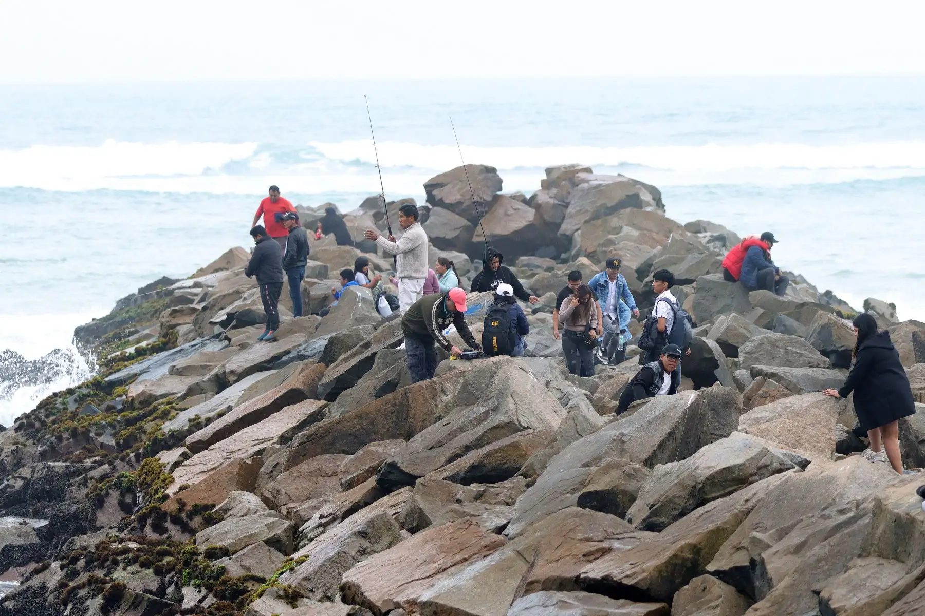 Familias disfrutan de la pesca artesanal en la playa Waykiki. Miraflores. Foto: ANDINA / Lino Chipana.