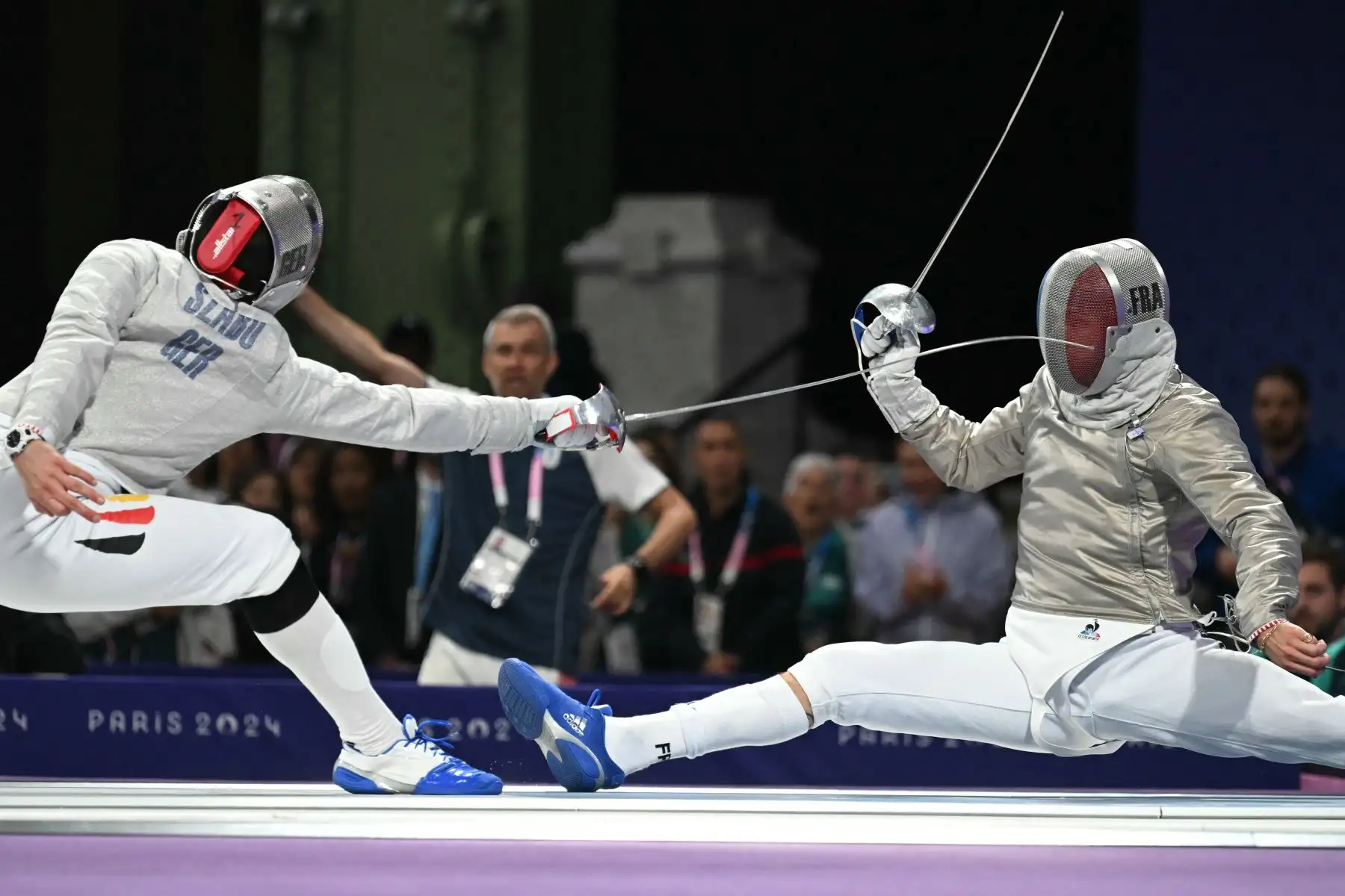El alemán Matyas Szabo  compite contra el francés Sebastien Patrice en el combate individual de sable masculino de octavos de final durante los Juegos Olímpicos de París 2024. Foto: AFP