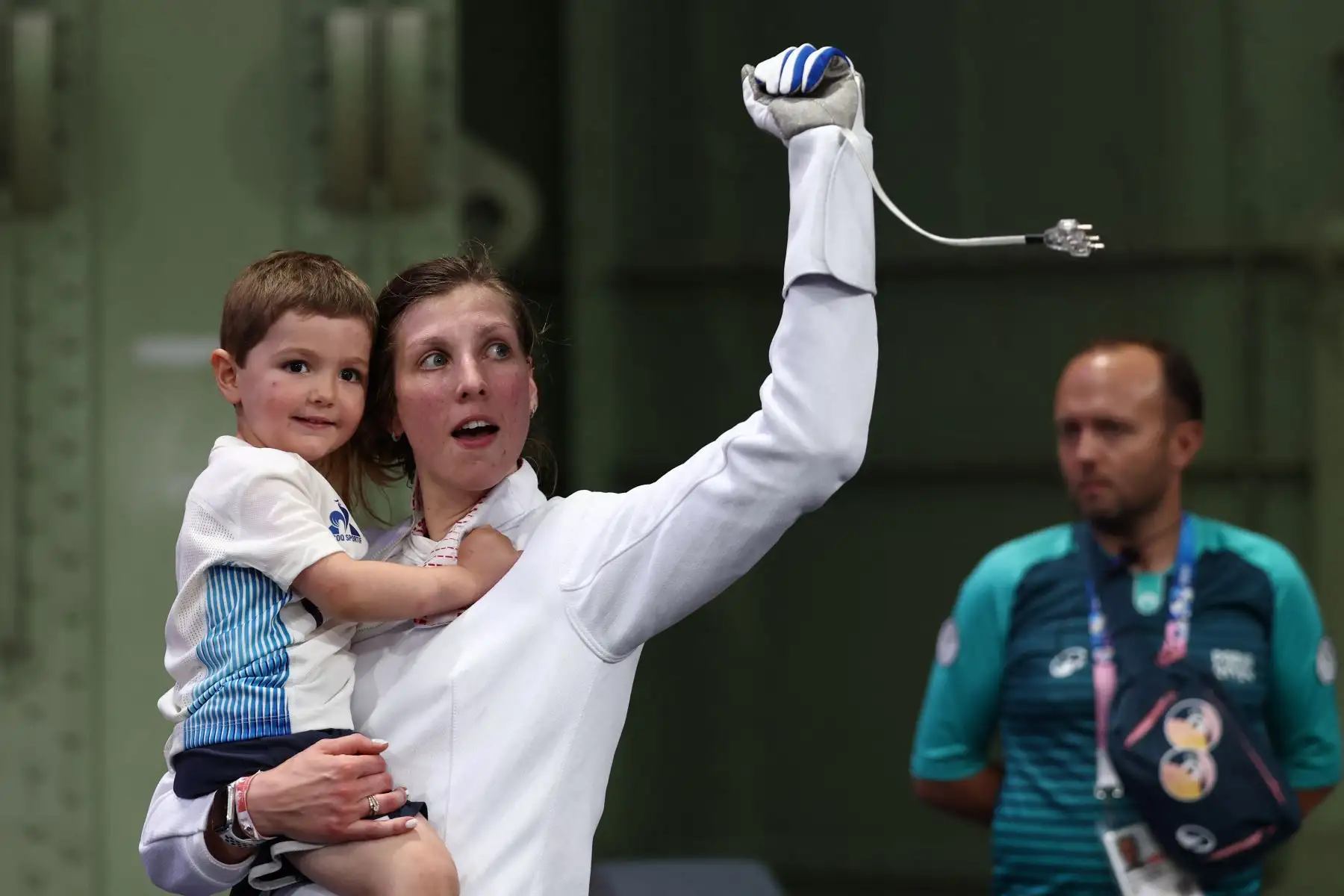 La francesa Auriane Mallo-Breton celebra con su hijo Mathis después de ganar contra la ucraniana Vlada Kharkova en la ronda individual de espada femenina de 8 durante los Juegos Olímpicos de París 2024. AFP