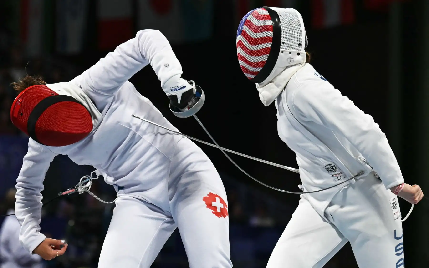 La suiza Pauline  Brunner compite contra la estadounidense Hadley Husisian en la ronda individual de dieciseisavos de final de espada femenina durante los Juegos Olímpicos de París 2024. AFP