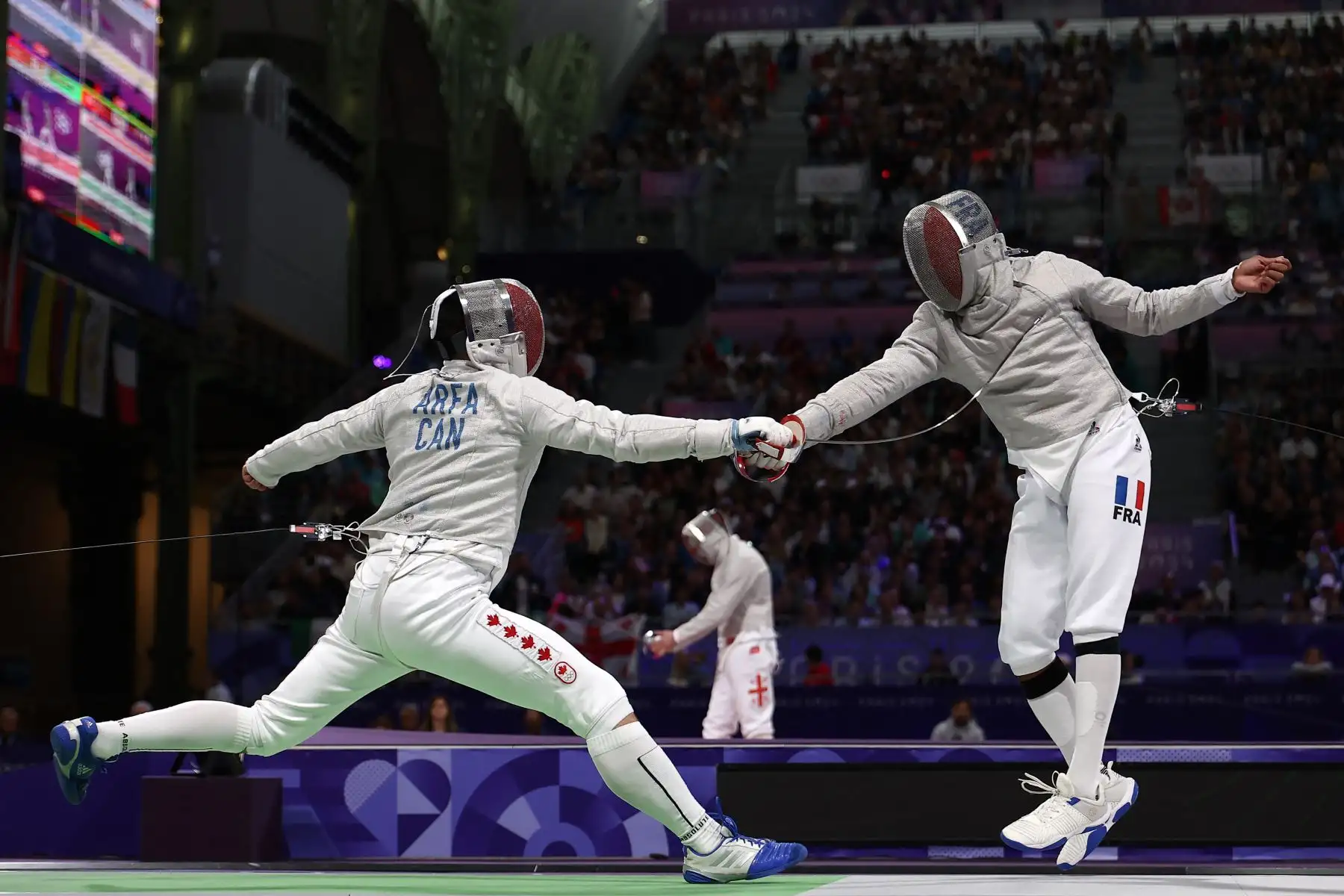 La canadiense Fares Arfa y la francesa Bolade Apithy compiten en el combate individual de octavos de final de sable masculino durante los Juegos Olímpicos de París 2024. AFP