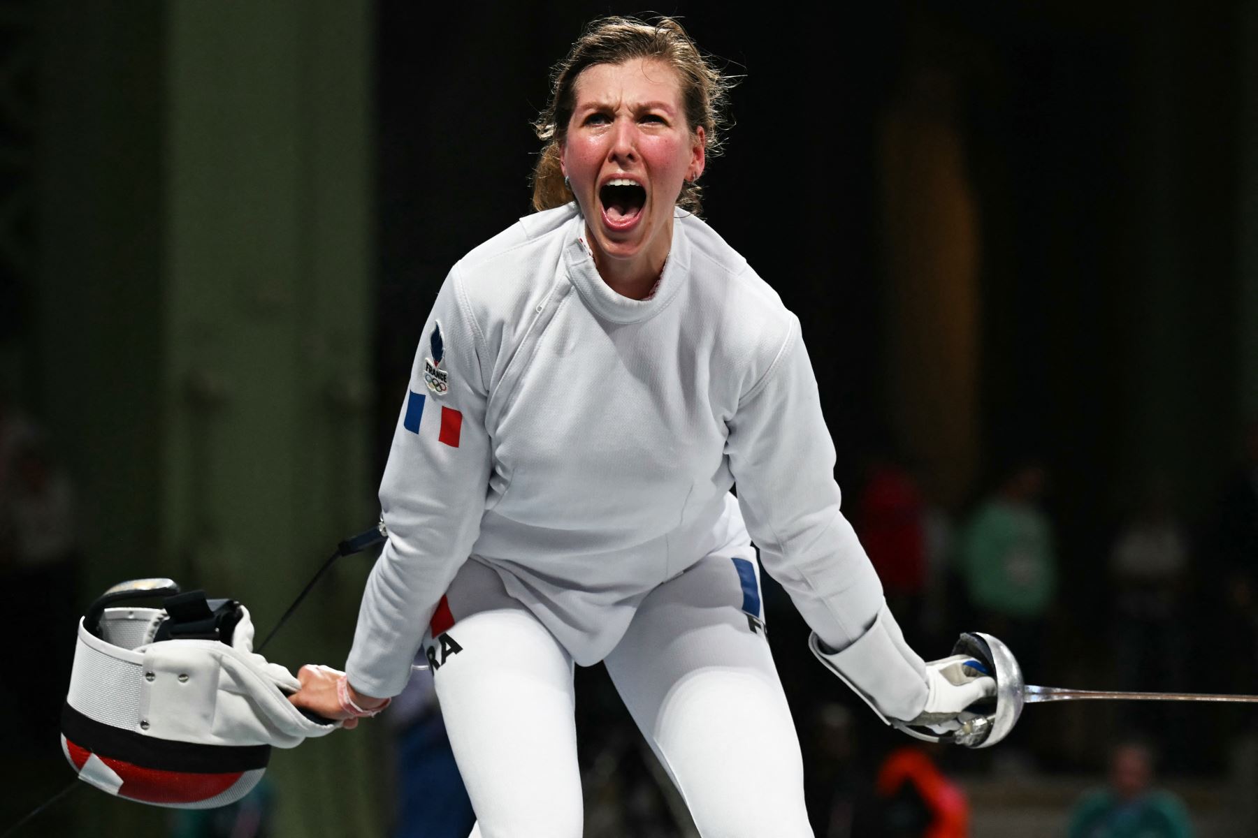 La francesa Auriane Mallo-Breton celebra su victoria contra la ucraniana Dzhoan Feybi Bezhura en la ronda individual de espada femenina de 32 durante los Juegos Olímpicos de París 2024. AFP