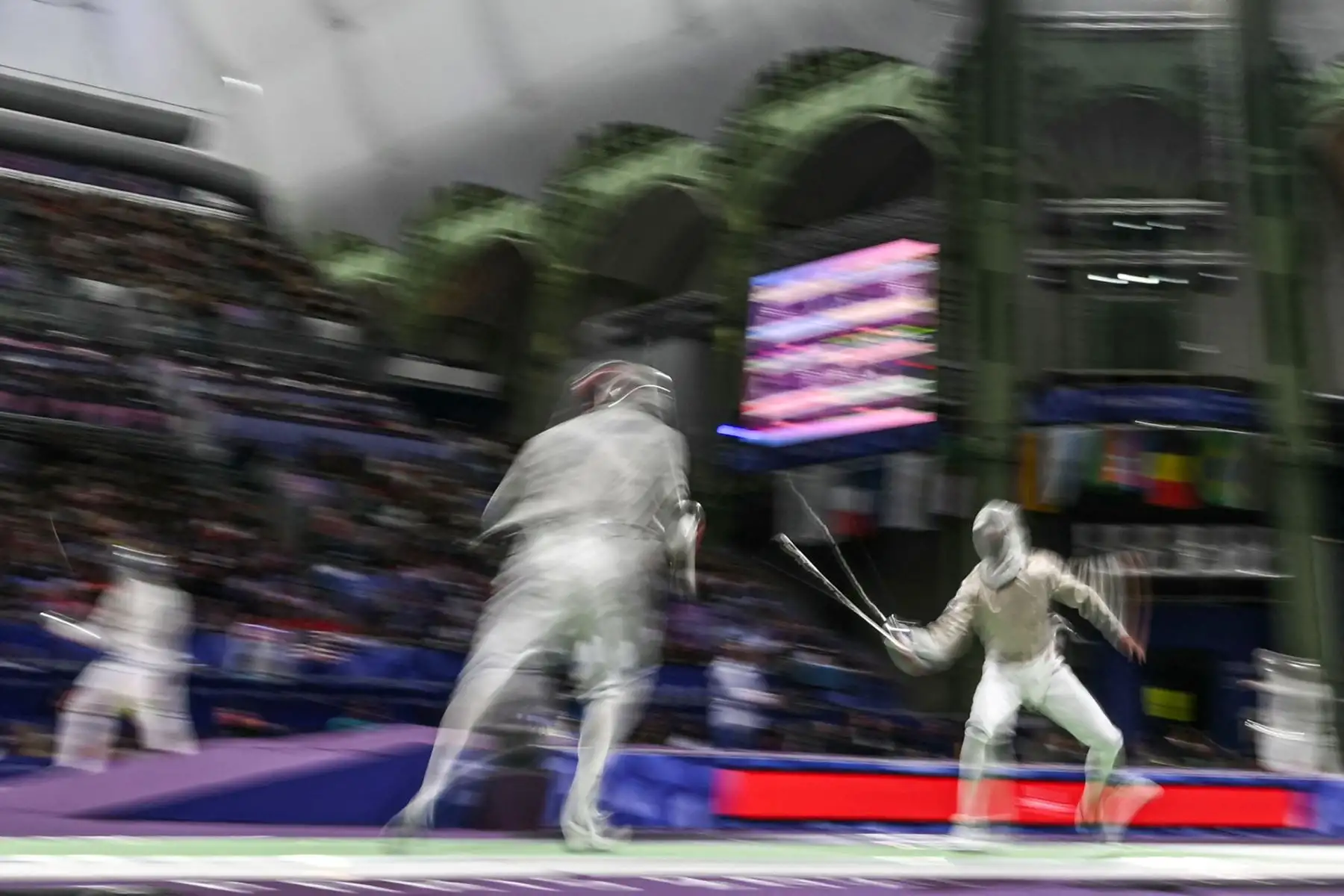 Ali Pakdaman  de Irán compite contra Kento Yoshida de Japón en la ronda individual de 32 de sable masculino durante los Juegos Olímpicos de París 2024. AFP