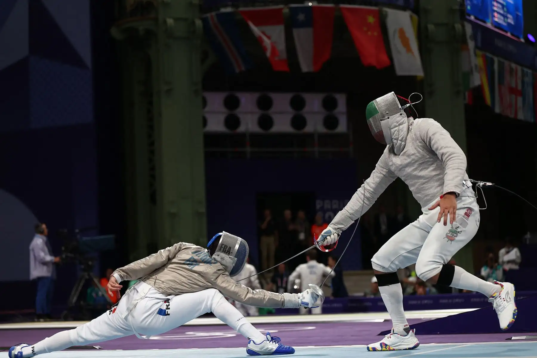 El francés Sebastien Patrice  y el iraní Mohammad Rahbari Koyakhi compiten en la ronda individual de sable masculino de 32 durante los Juegos Olímpicos de París 2024. AFP