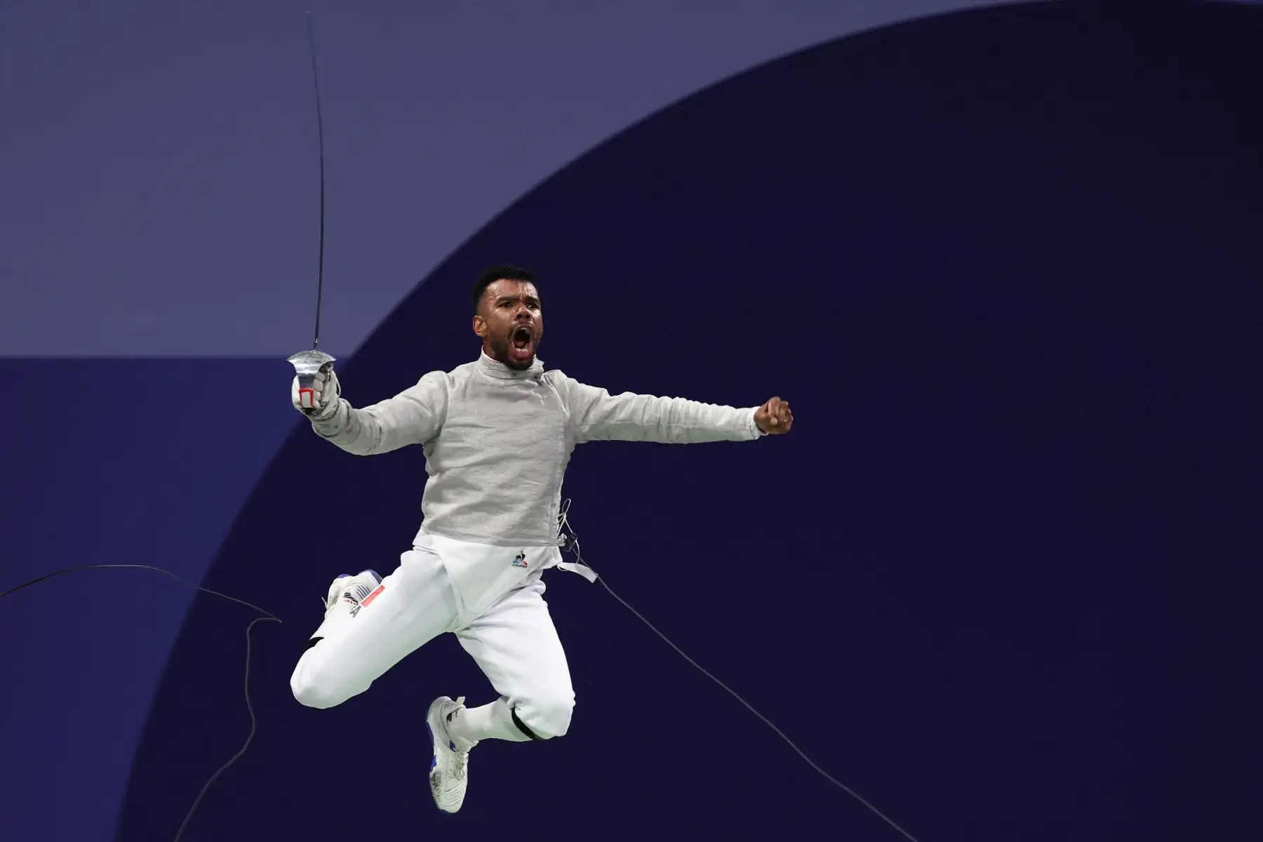 Bolade Apithy de Francia celebra su victoria contra Andras Szatmari de Hungría en la ronda individual de 32 de sable masculino durante los Juegos Olímpicos de París 2024. AFP