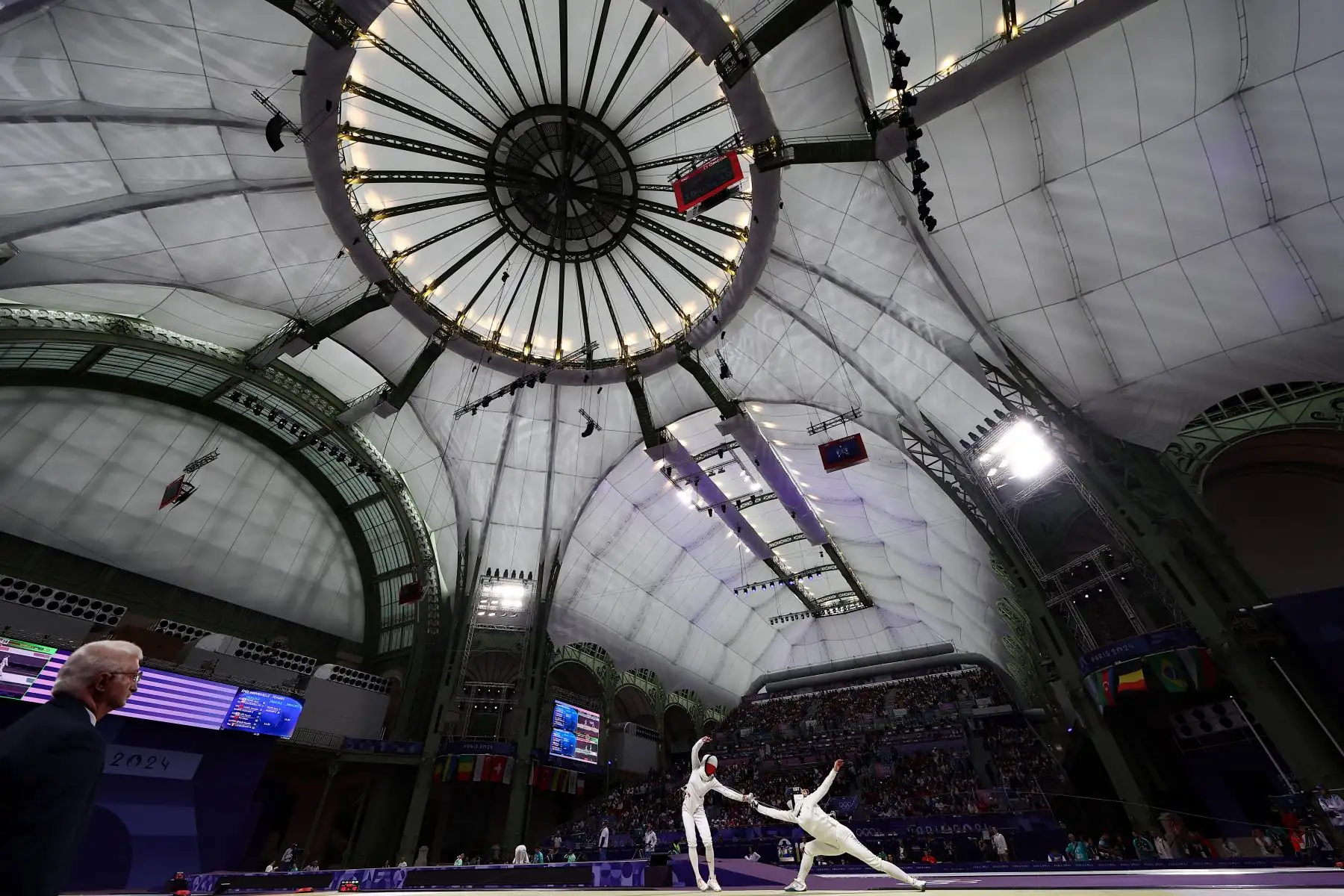La polaca Alicja Klasik y la estonia Nelli Differt compiten en el combate individual de espada femenina de octavos de final durante los Juegos Olímpicos de París 2024. AFP