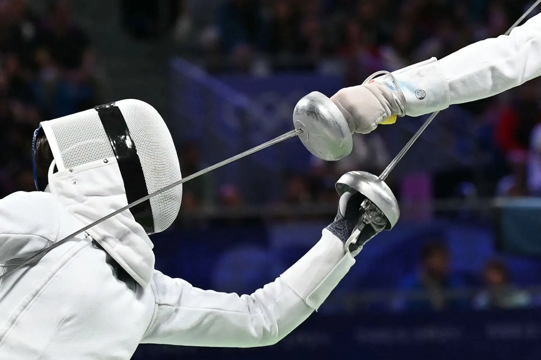 Yoshimura Miho  de Japón compite contra Sun Yiwen de China en el combate individual de dieciseisavos de final de espada femenina durante los Juegos Olímpicos de París 2024. AFP