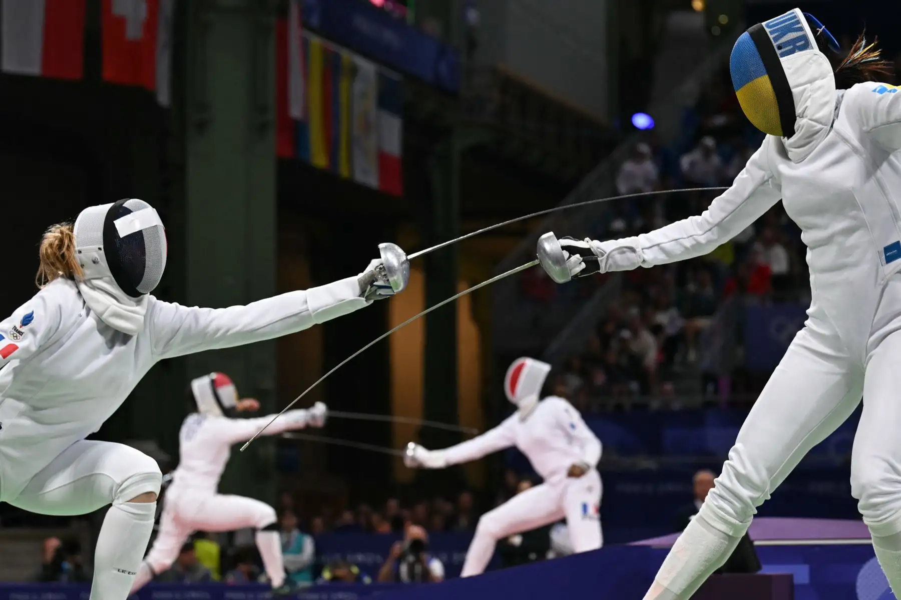 La francesa Auriane Mallo-Breton compite contra la ucraniana Dzhoan Feybi Bezhura en la ronda individual de espada femenina de 32 durante los Juegos Olímpicos de París 2024. AFP