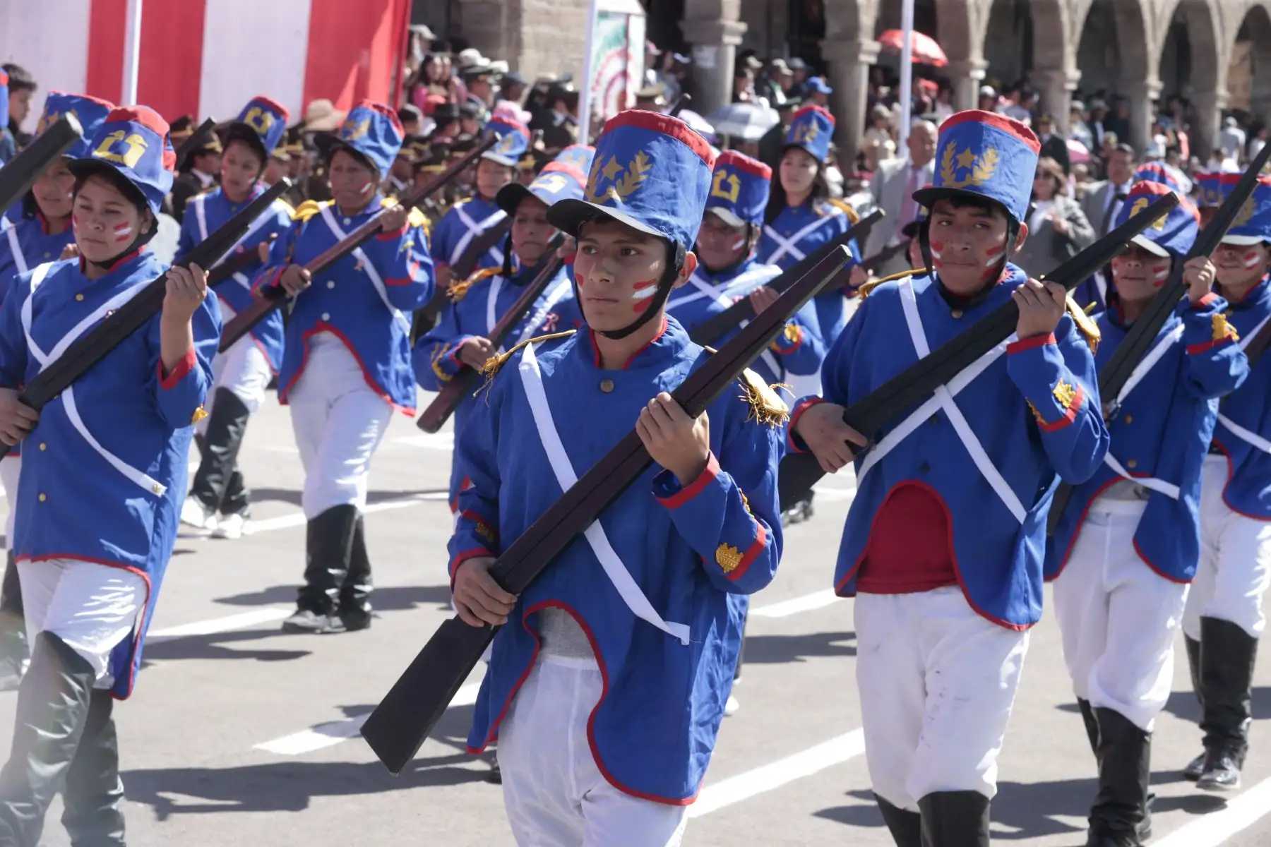 Desfile patriótico al Bicentenario, se inicio con los Colegios ganadores, Instituciones Públicas y la fuerza Armada en Ayacucho. Foto: ANDINA/Vidal Tarqui