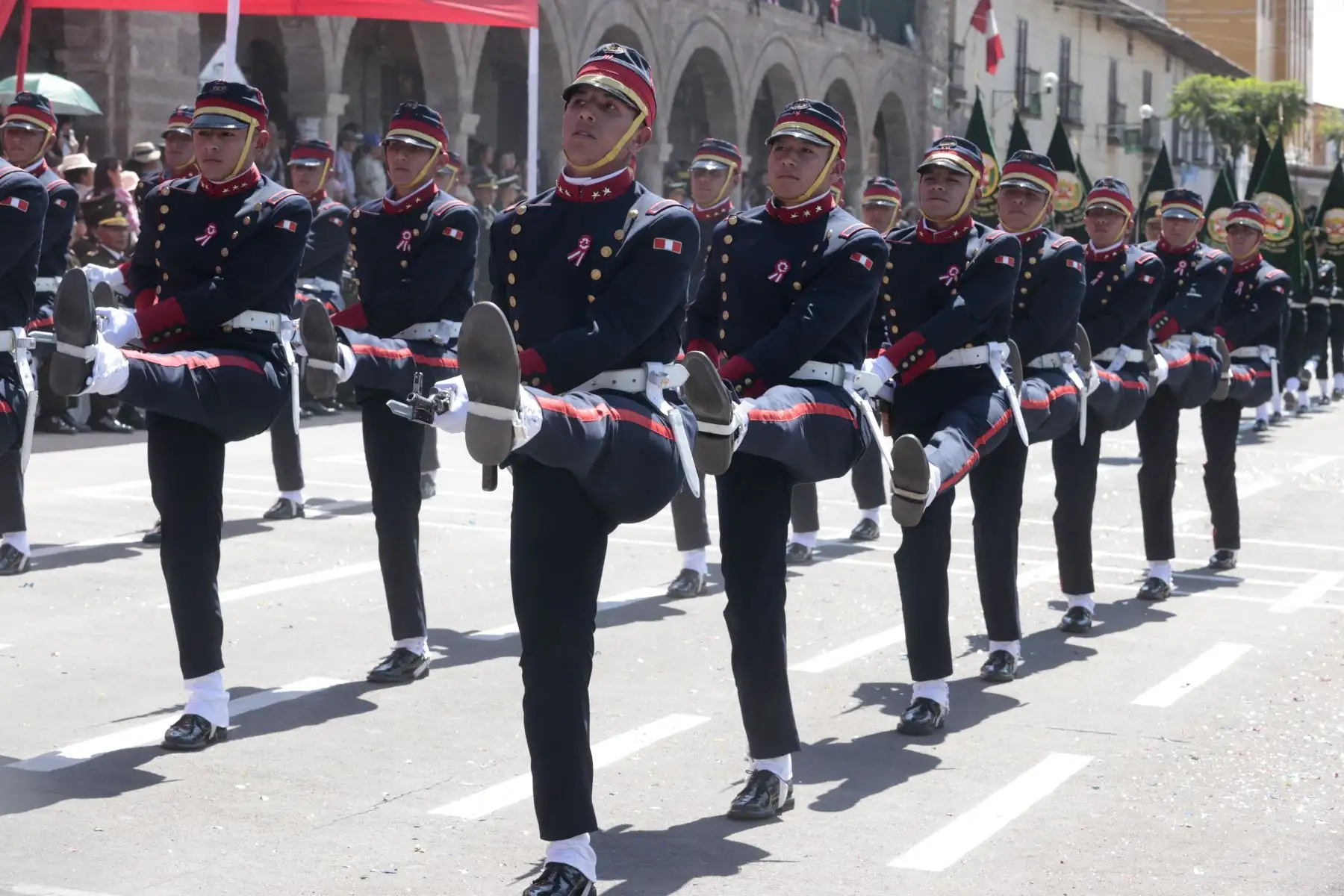 Desfile patriótico al Bicentenario, se inicio con los Colegios ganadores, Instituciones Públicas y la fuerza Armada en Ayacucho. Foto: ANDINA/Vidal Tarqui