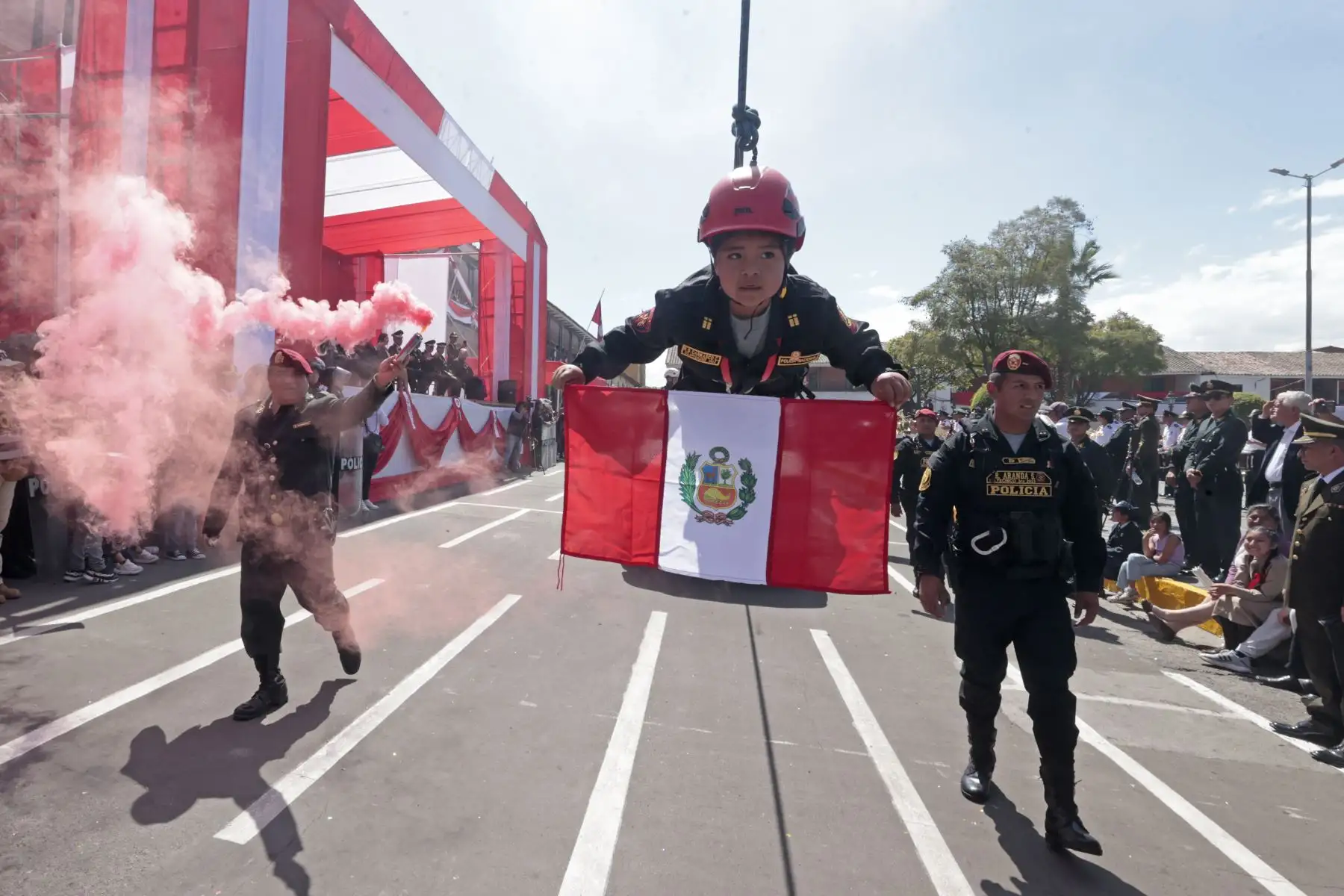 Desfile patriótico al Bicentenario, se inicio con los Colegios ganadores, Instituciones Públicas y la fuerza Armada en Ayacucho. Foto: ANDINA/Vidal Tarqui