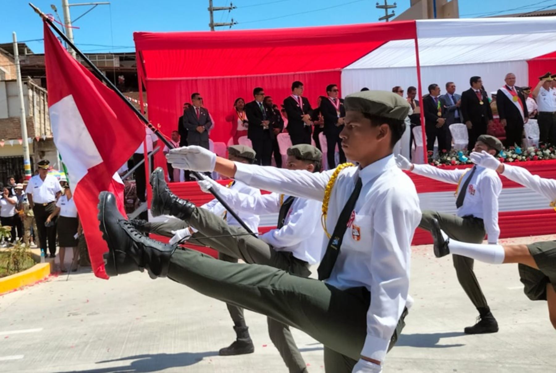 Desfile cívico por Fiestas Patrias en Tumbes