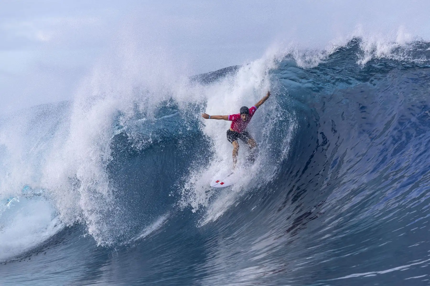 Alonso Correa del Equipo Perú monta una ola durante la primera ronda de surf en el primer día de los Juegos Olímpicos de París, en Teahupo