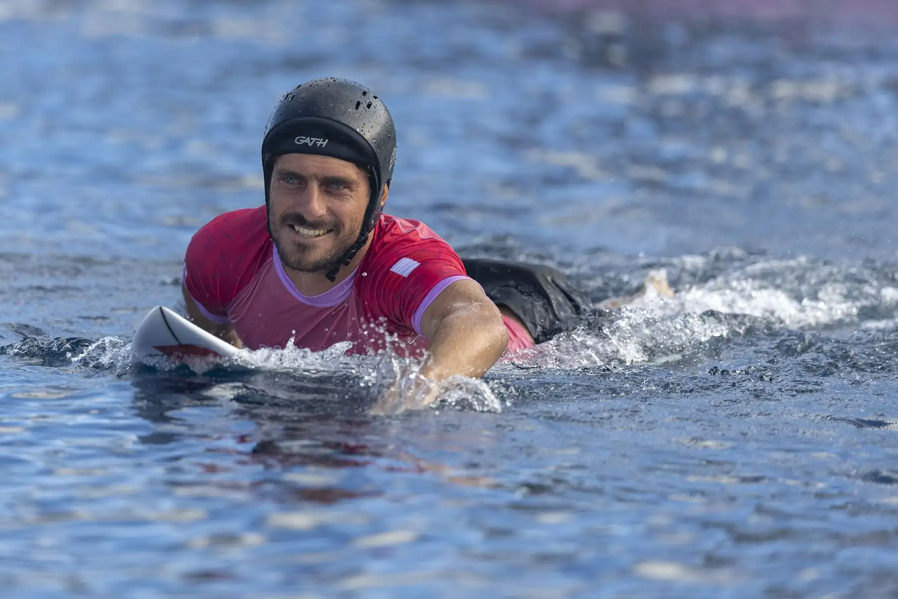 Alonso Correa del Equipo Perú rema durante la primera ronda de surf en el primer día de los Juegos Olímpicos París, Polinesia Francesa.
Foro: AFP