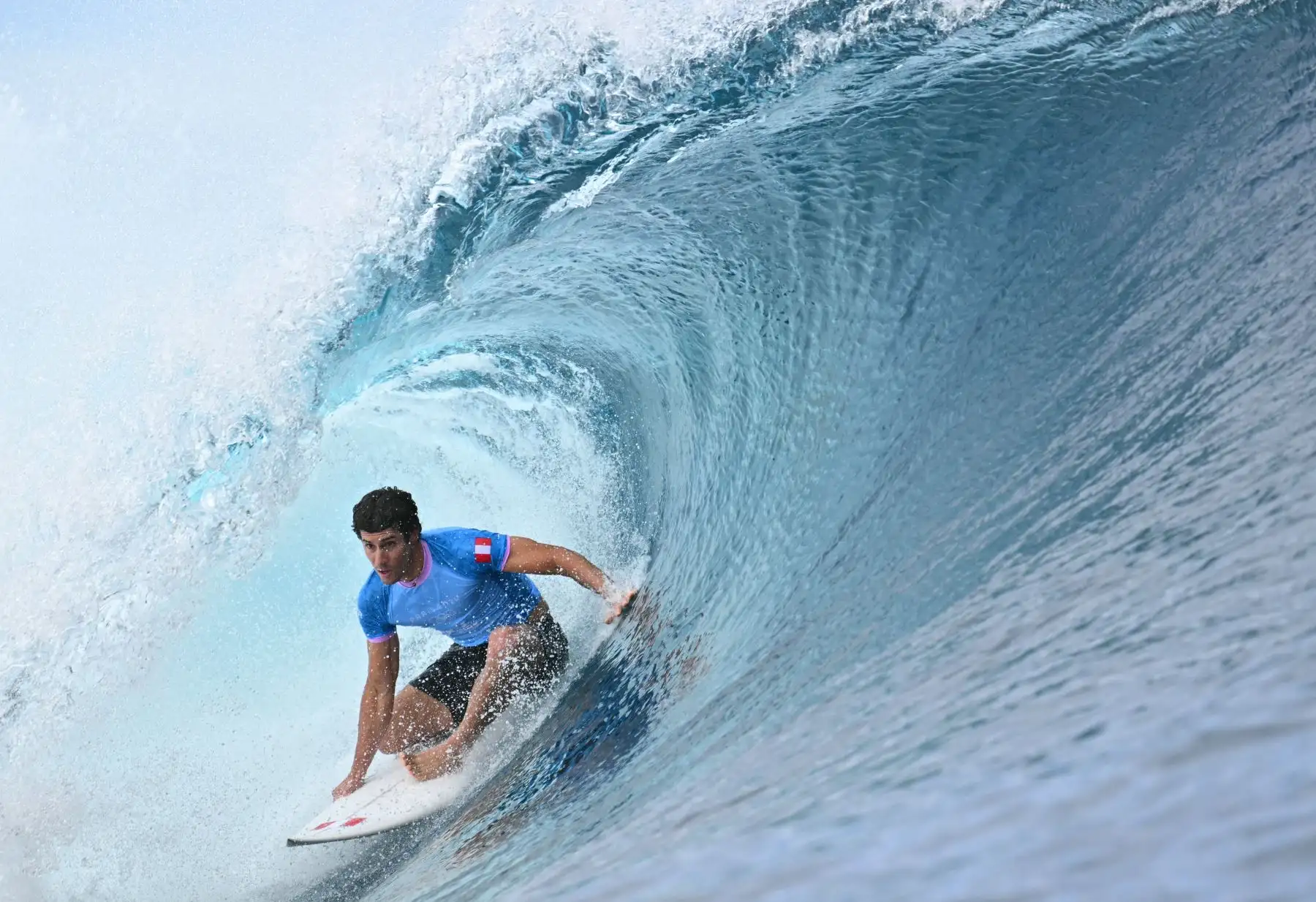 El peruano Lucca Mesinas cabalga en el barril en la séptima serie de la ronda 1 de surf masculino, durante los Juegos Olímpicos de París 2024,, en la isla polinesia francesa de Tahití.
Foto: AFP