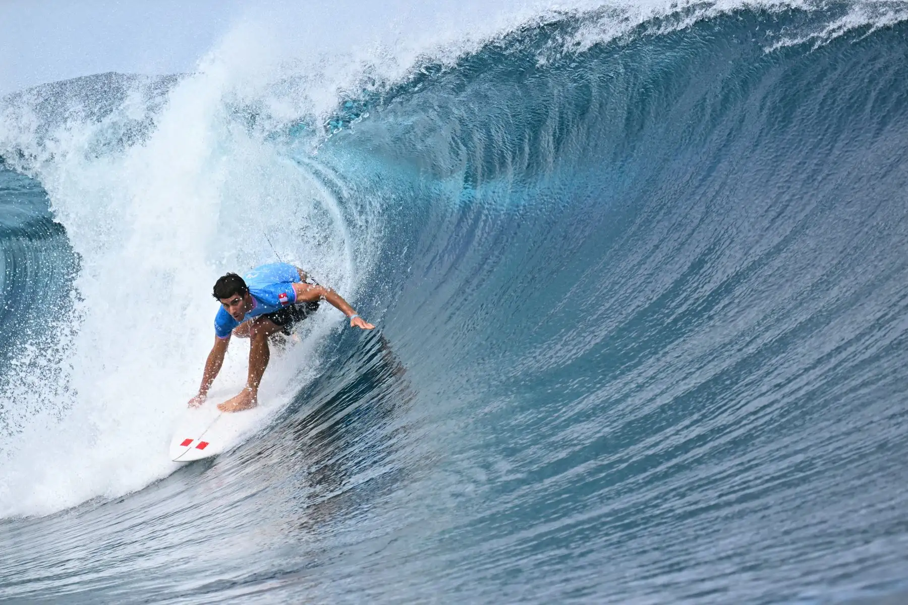 El peruano Lucca Mesinas cabalga en el barril en la séptima serie de la ronda 1 de surf masculino, durante los Juegos Olímpicos de París 2024,, en la isla polinesia francesa de Tahití.
Foto: AFP