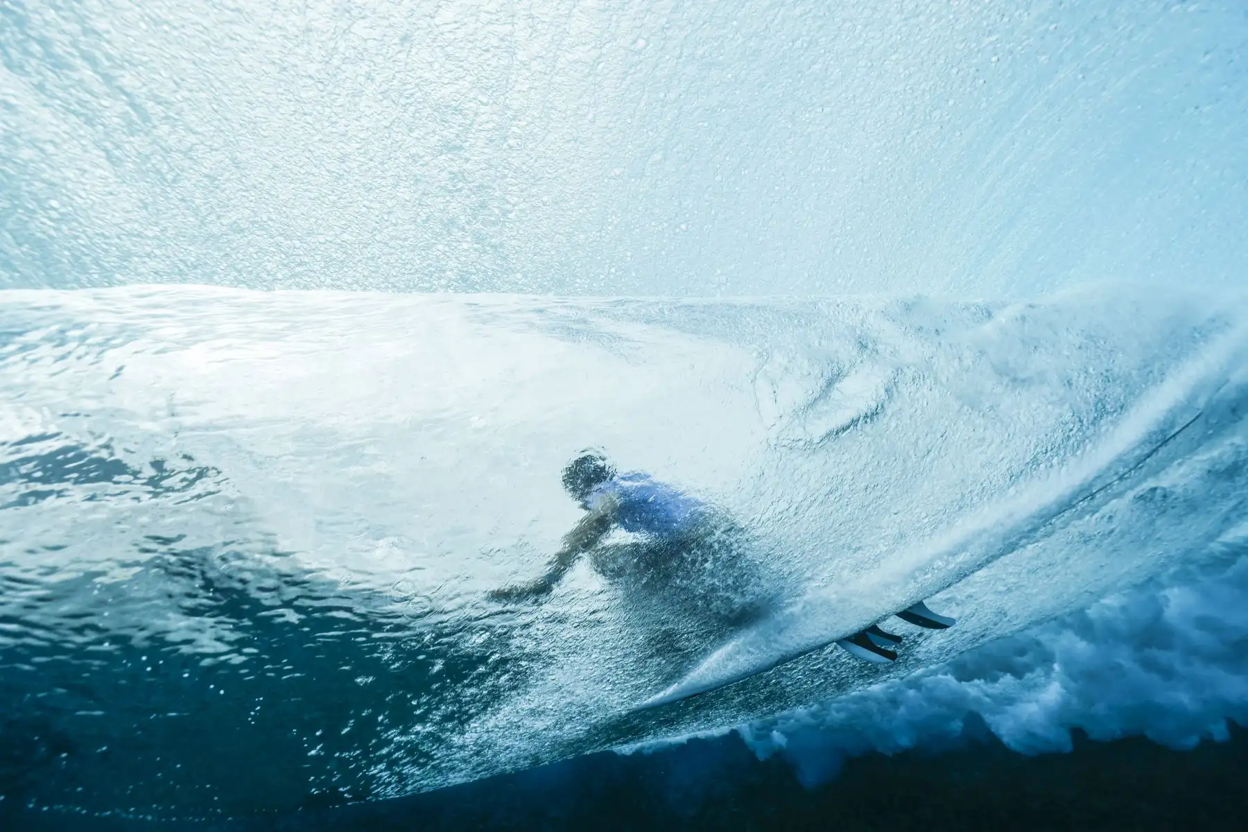 El peruano Lucca Mesinas cabalga en el barril en la séptima serie de la ronda 1 de surf masculino, durante los Juegos Olímpicos de París 2024,, en la isla polinesia francesa de Tahití.
Foto: AFP