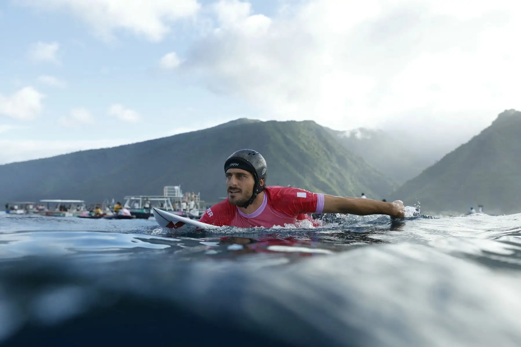 El peruano Alonso Correa rema en la tercera serie de la ronda 1 de surf masculino, durante los Juegos Olímpicos de París 2024, en Teahupo